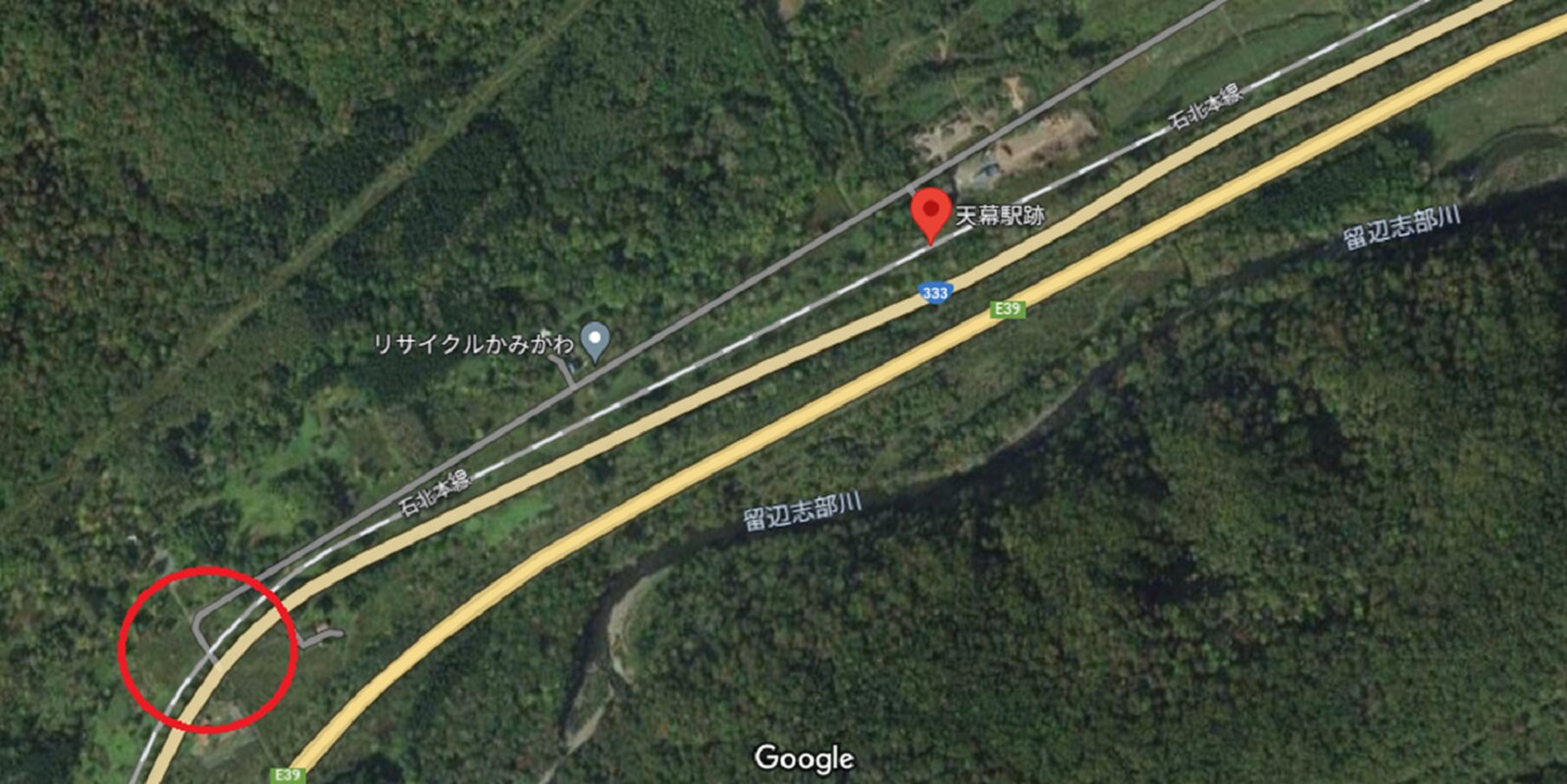 駅跡には上川市街側から町道に入る。交差点位置を加筆　(C)Google