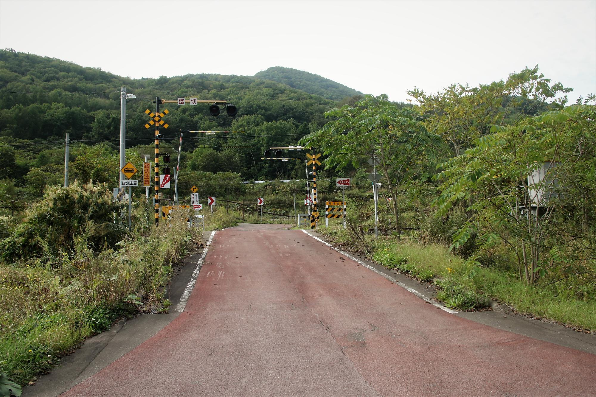 伊奈牛駅跡近くにある岡崎踏切