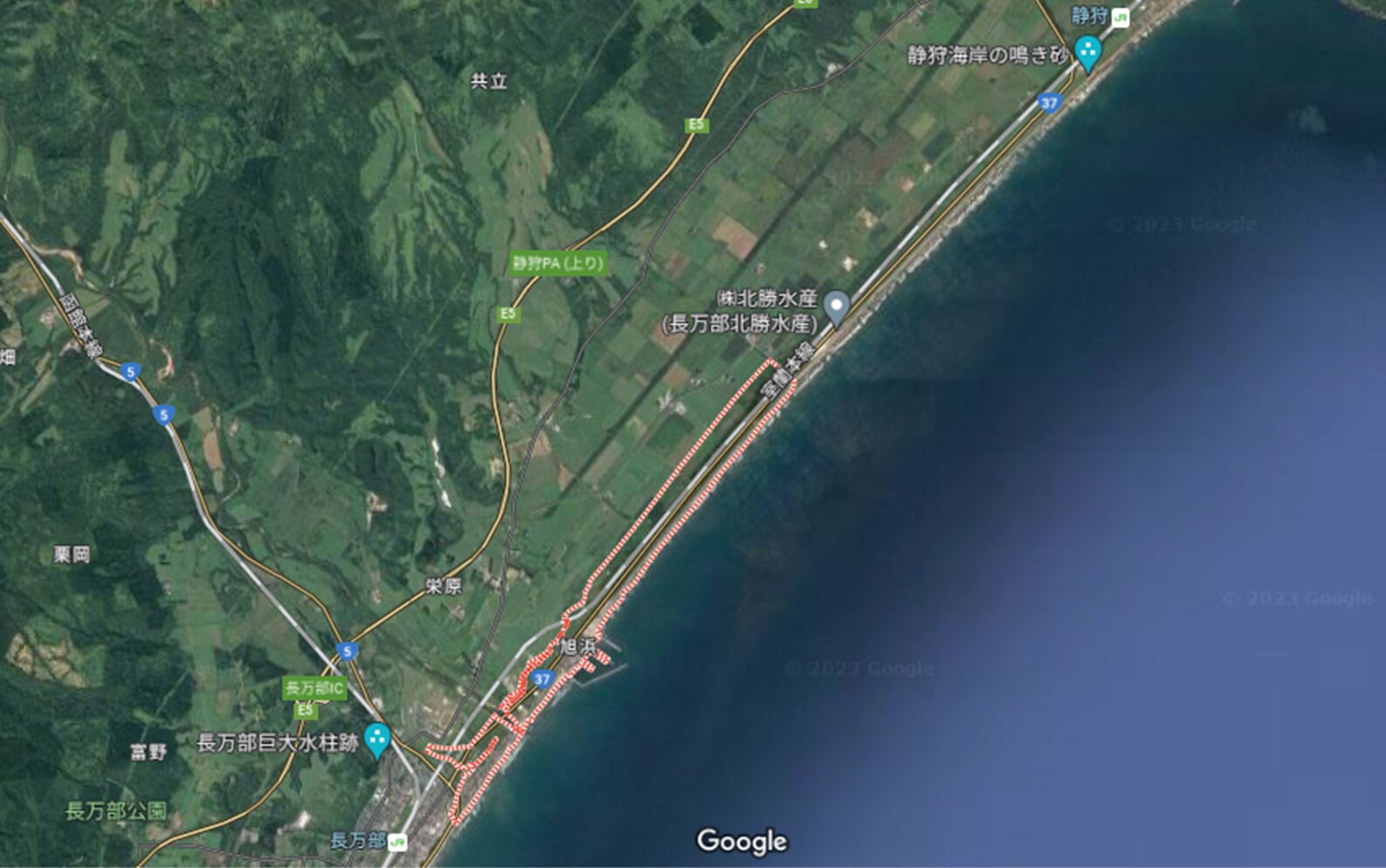 旭浜駅跡周辺図。赤色の点線で囲った部分が長万部町旭浜地区　(C)Google