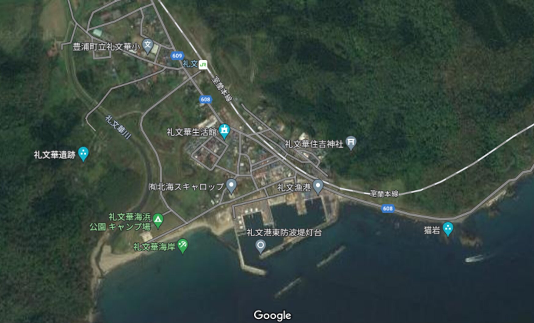 礼文駅と礼文華海岸の位置　　(C)Google