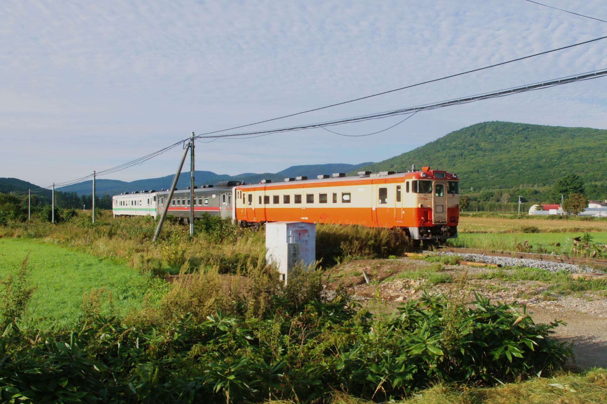 生野駅跡と通過する普通列車