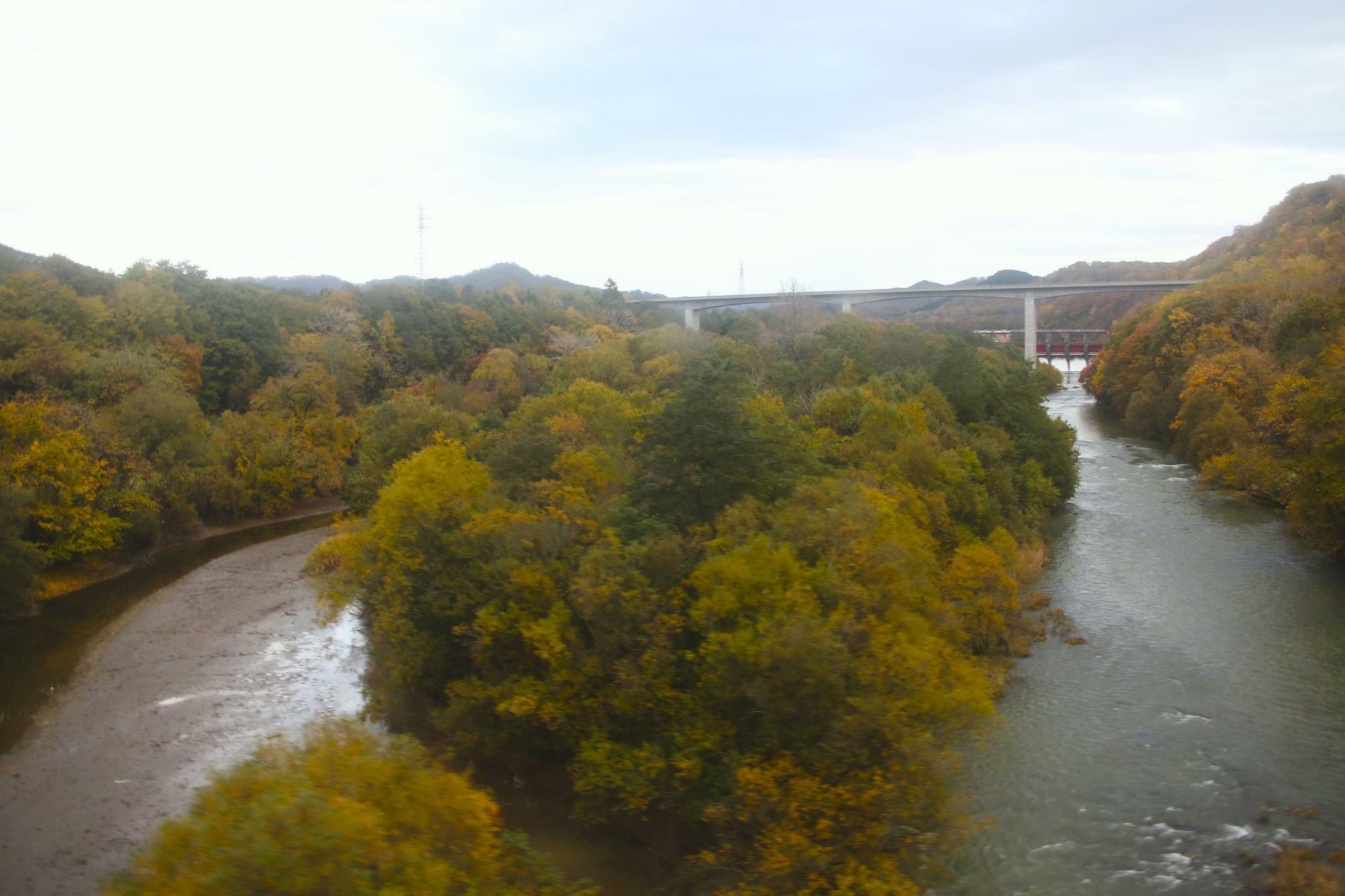 鉄橋からの景色１。写真奥は道東自動車道と川端ダム