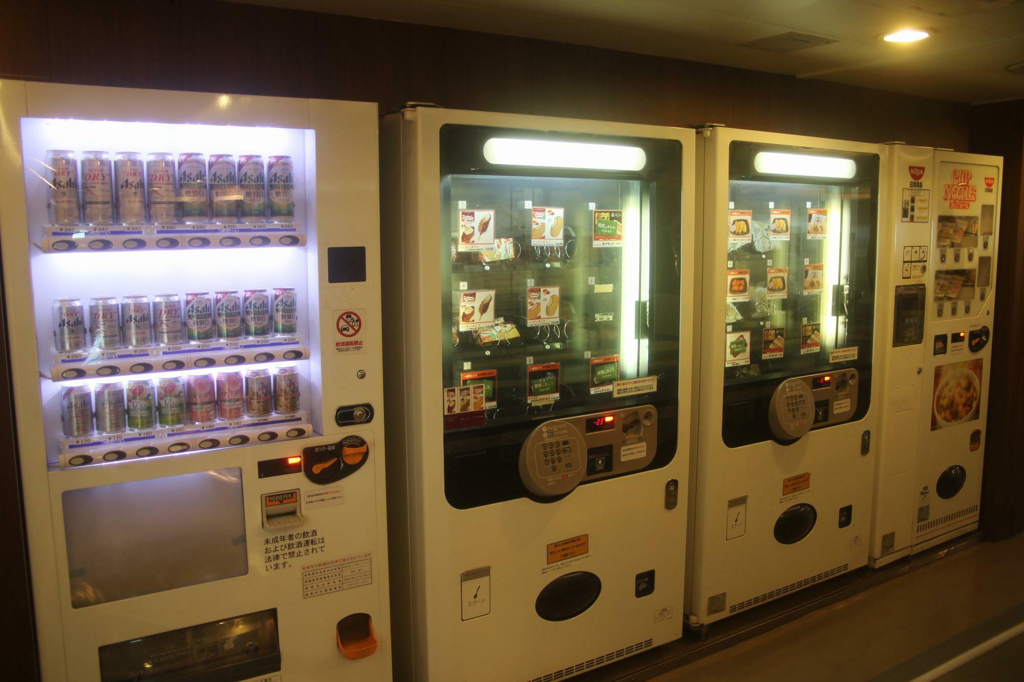 アルコール、冷凍弁当、カップ麵の自動販売機