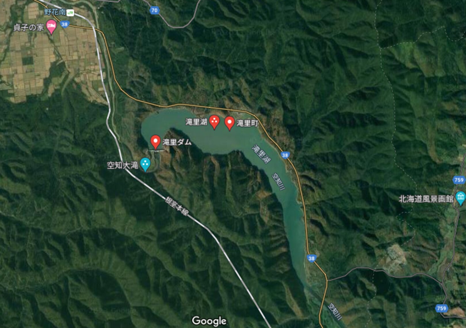 旧滝里駅と周辺はダム湖・滝里湖の底　　(C)Google