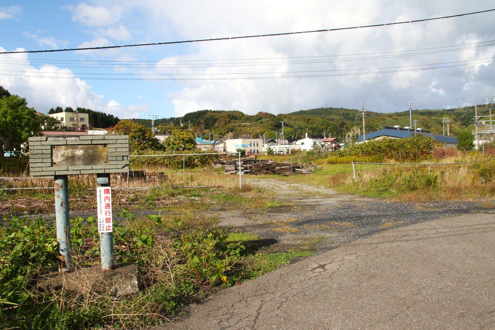 南稚内駅から線路沿いの道を歩くと広い敷地が