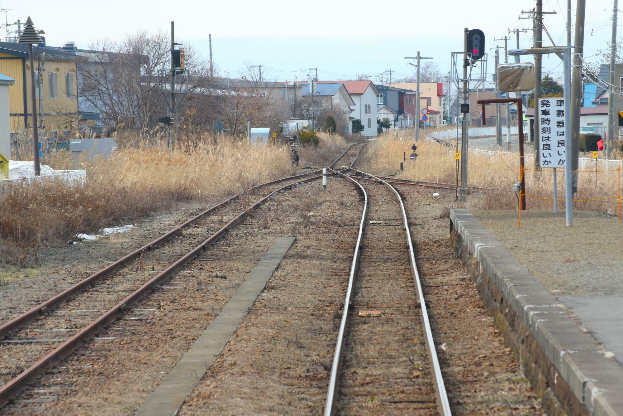 列車から見た鵡川駅ホーム苫小牧側