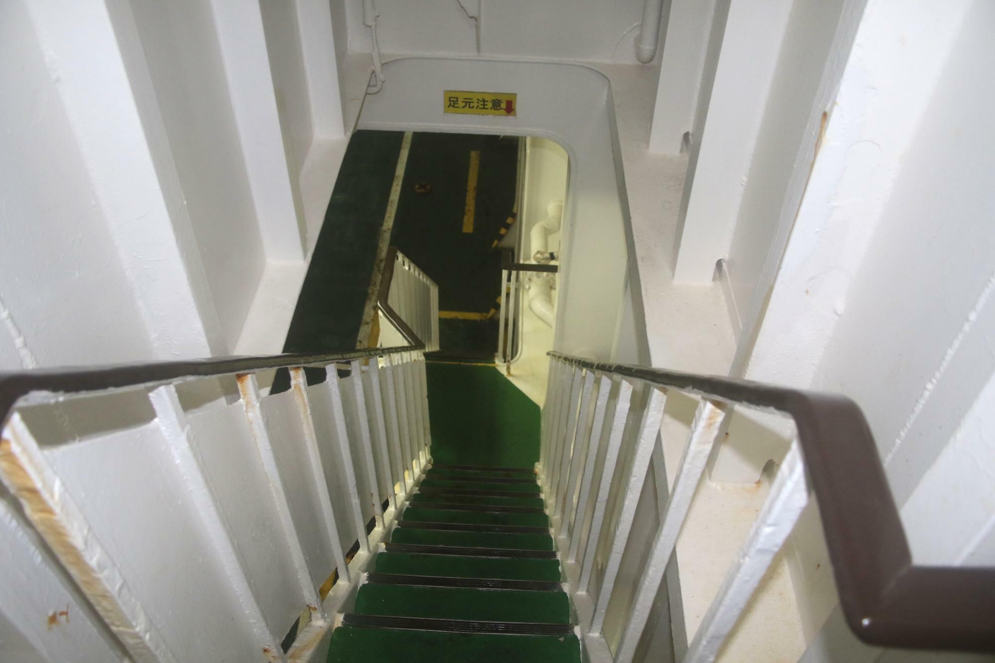 車両甲板ー客室間で使用する階段