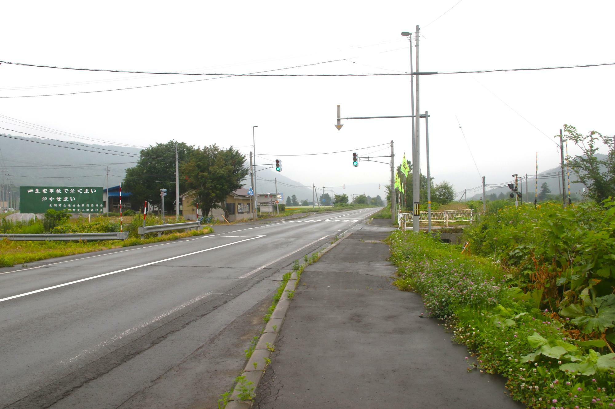 愛山駅そばにある交差点と信号