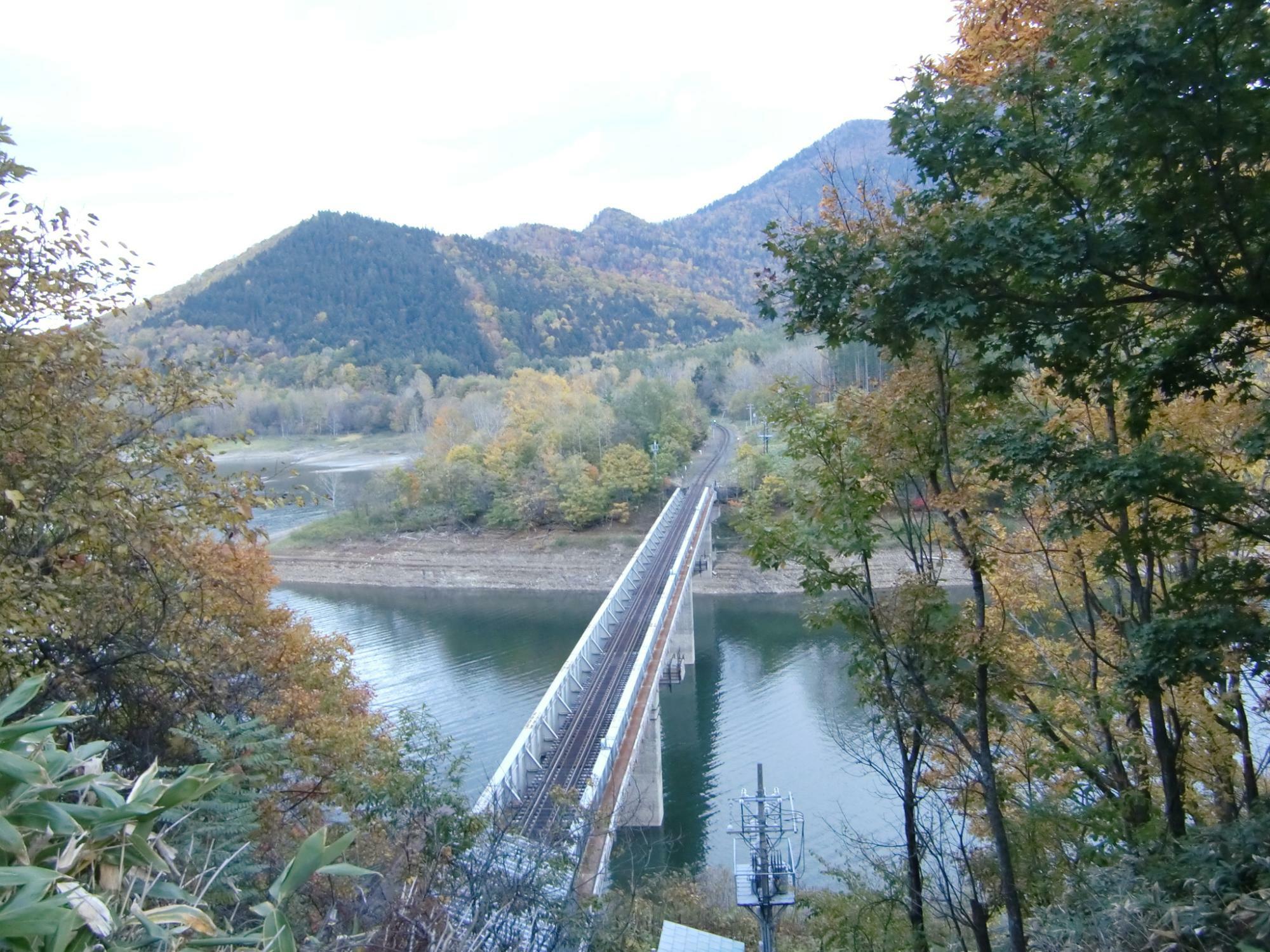 かなやま湖を渡る鉄橋(2018年10月撮影)