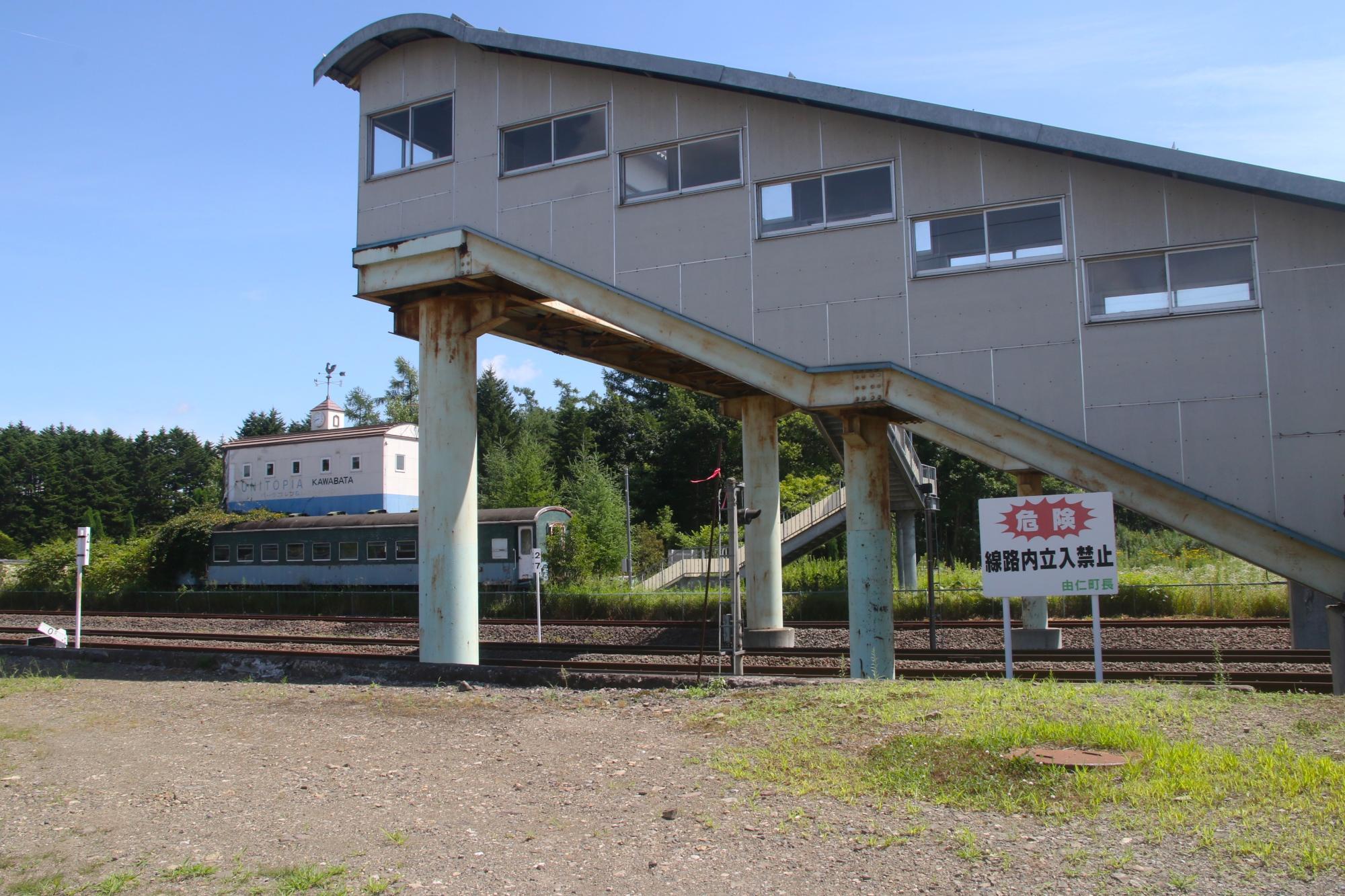 駅舎左・跨線橋から謎の客車が見える