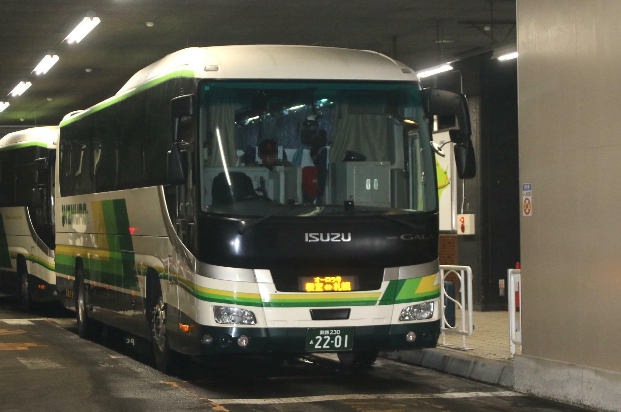 札幌大通バスセンターを発車するオーロラ号