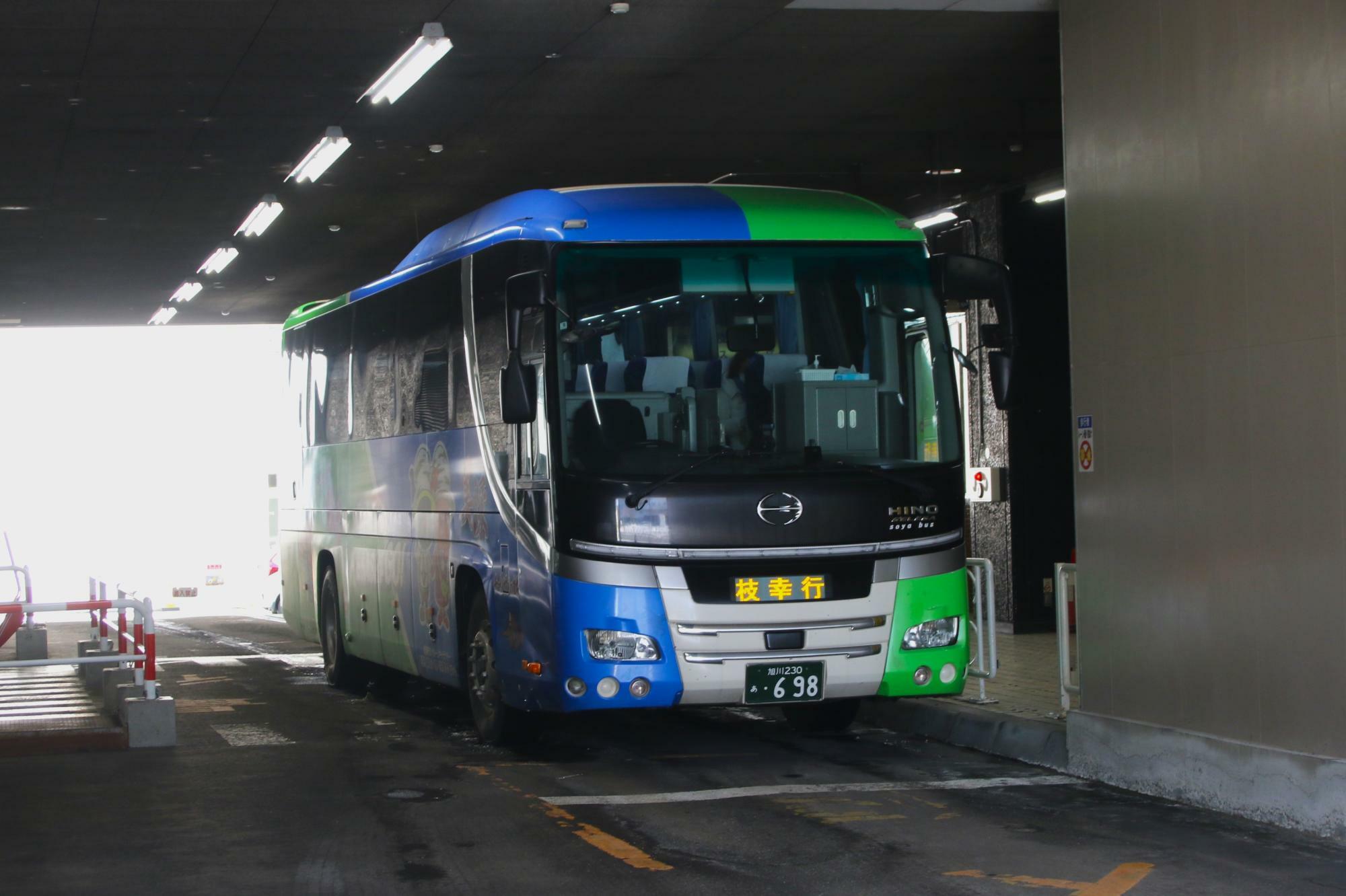 札幌大通バスセンターを発車するえさし号