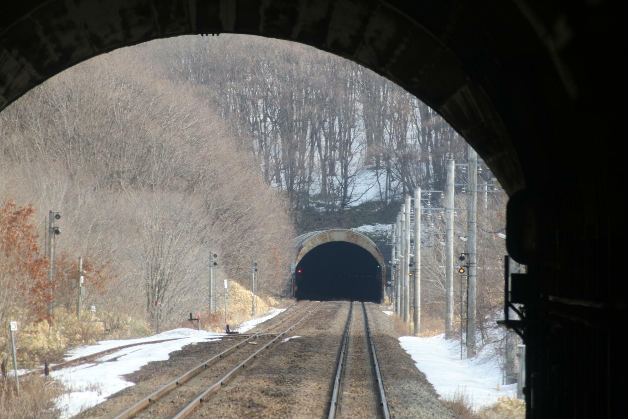 西早来信号場の出入口はトンネル
