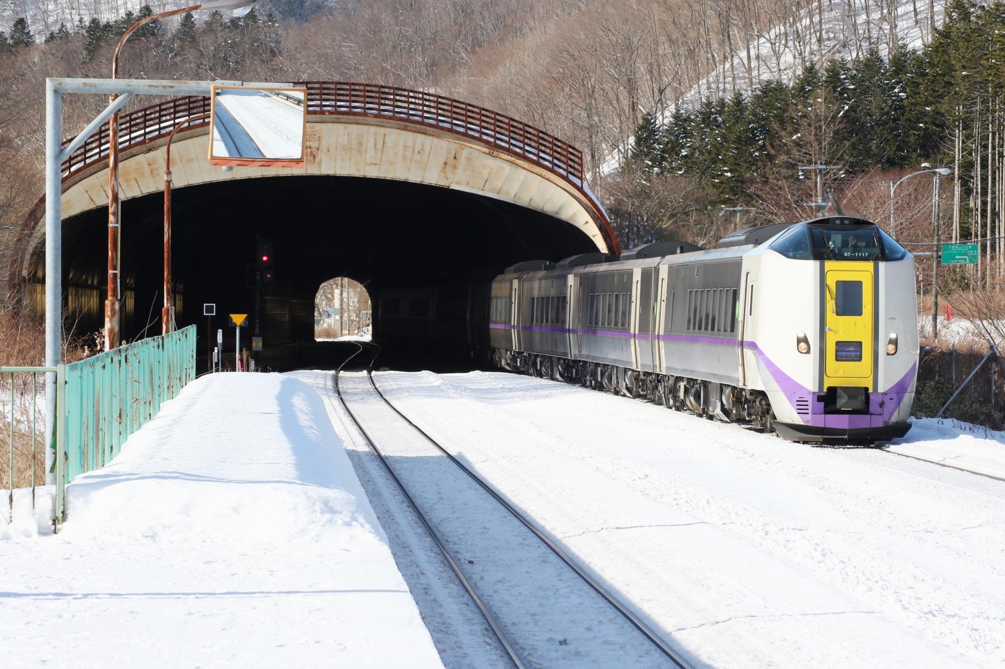 滝ノ上駅を通過する特急おおぞら5号