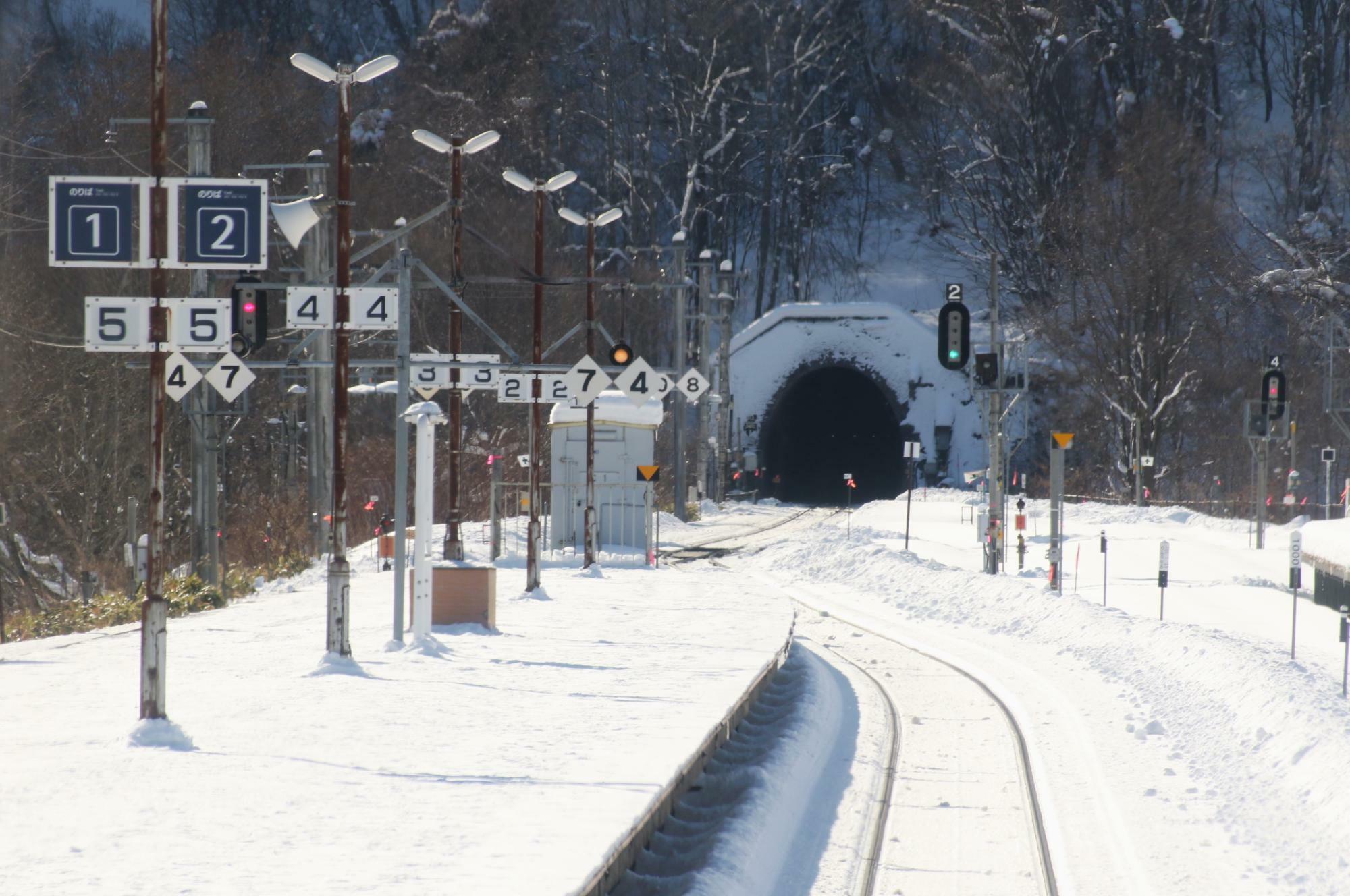 新夕張駅構内と第一紅葉山トンネル入口