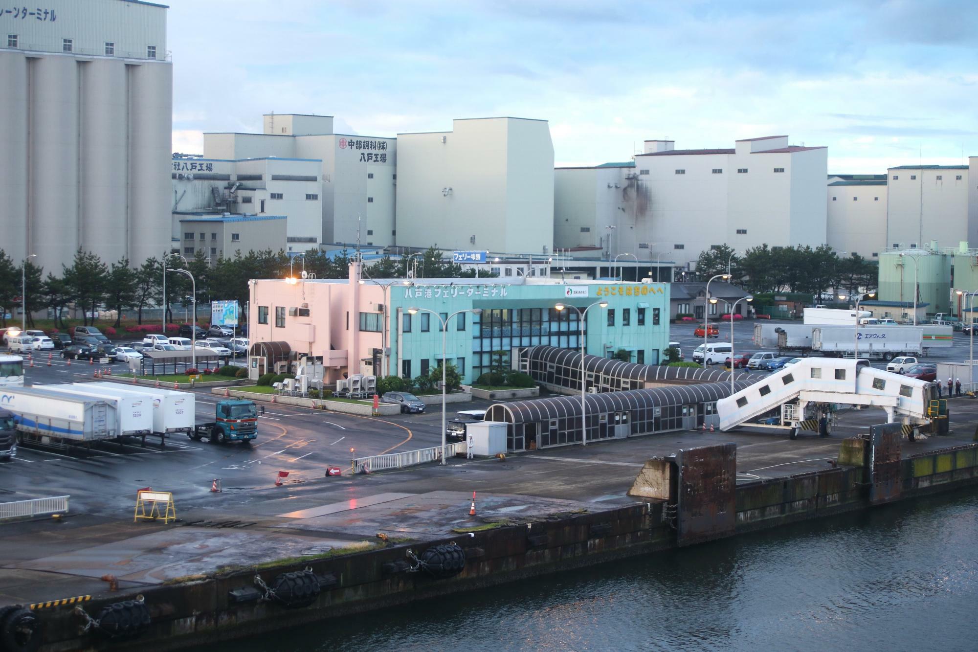八戸港旧フェリーターミナルを船から撮影