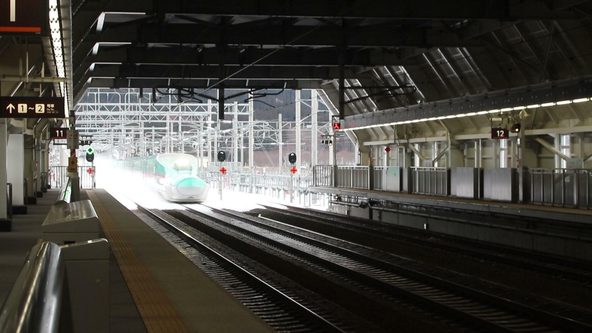 奥津軽いまべつ駅を通過する新幹線は通過線を使用