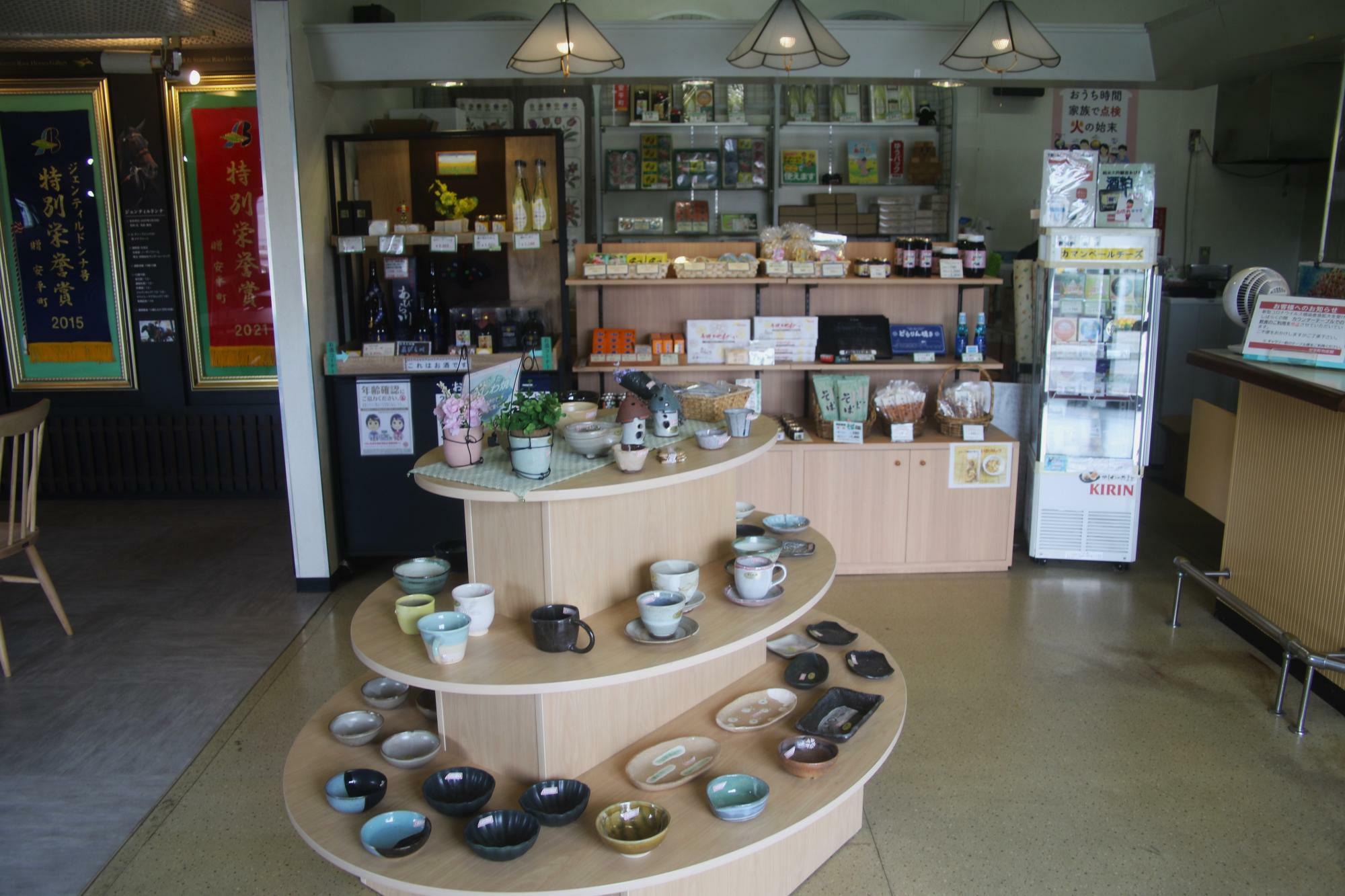 物産館では安平町の土産品を販売