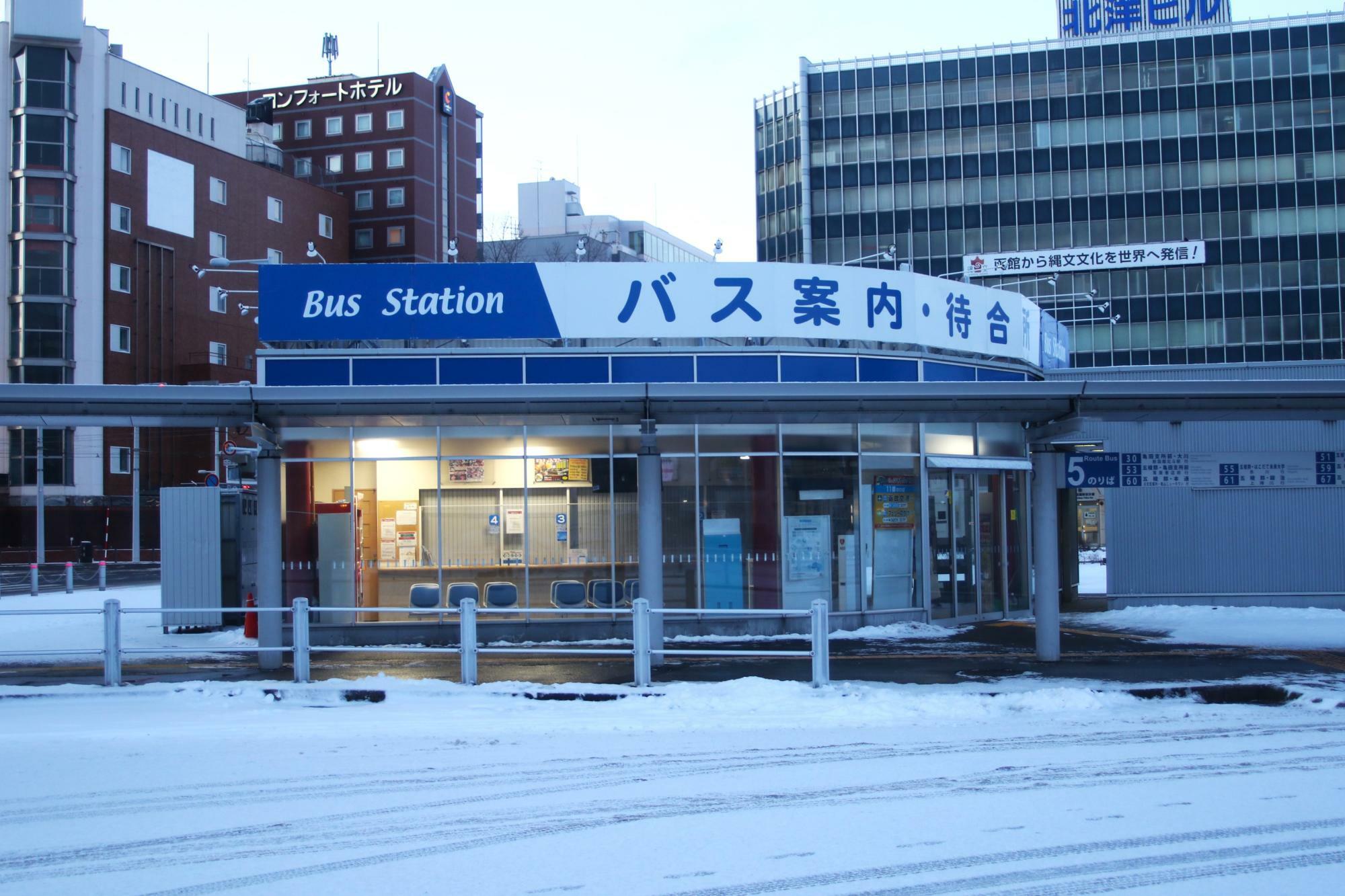 早朝の函館駅前バスターミナル