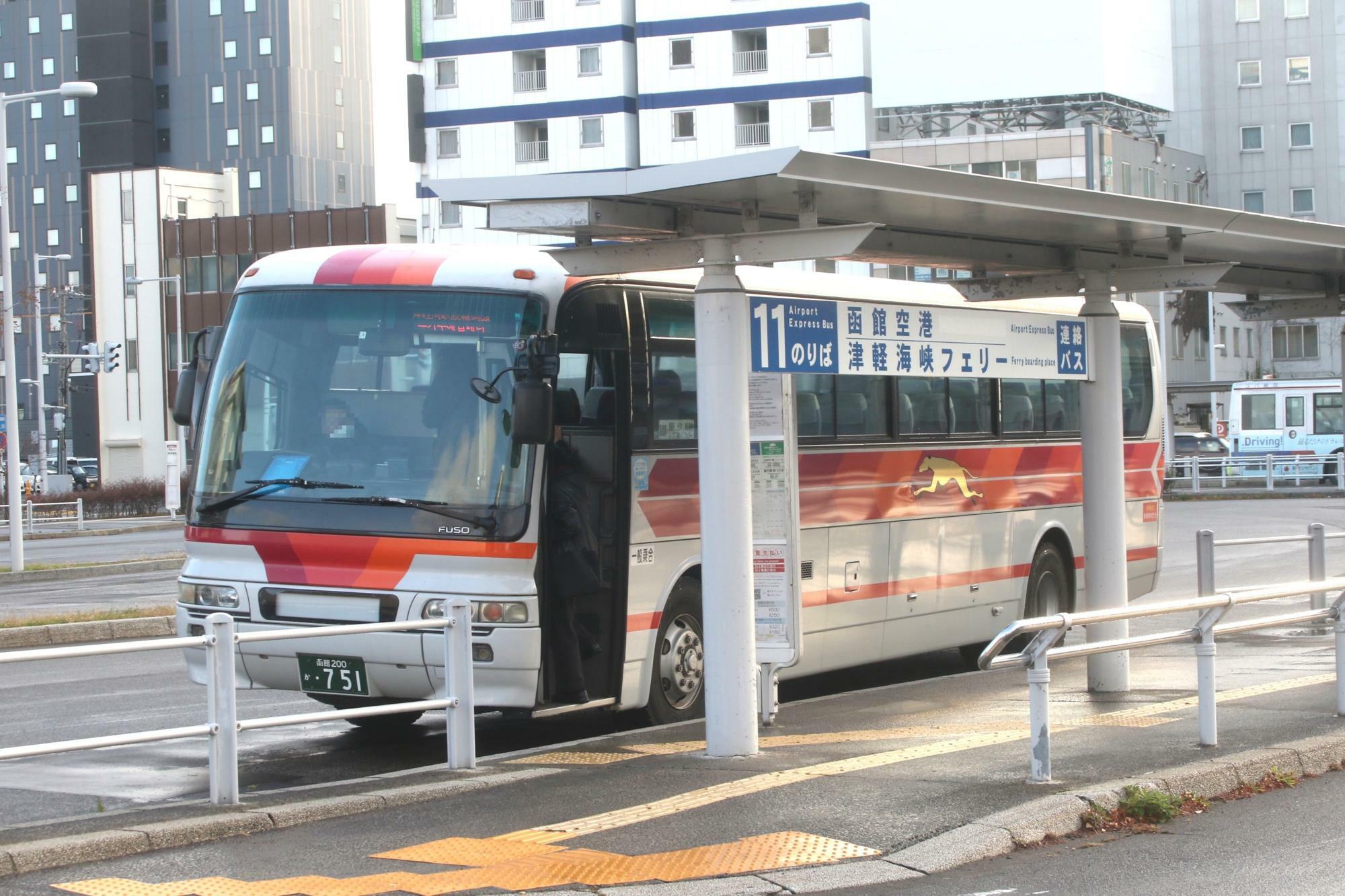 11番のりばに停車中の津軽海峡フェリー行き帝産バス