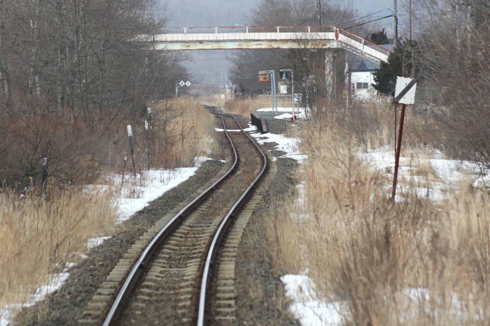1986年に列車交換設備を廃止したため、駅手前で曲がっている