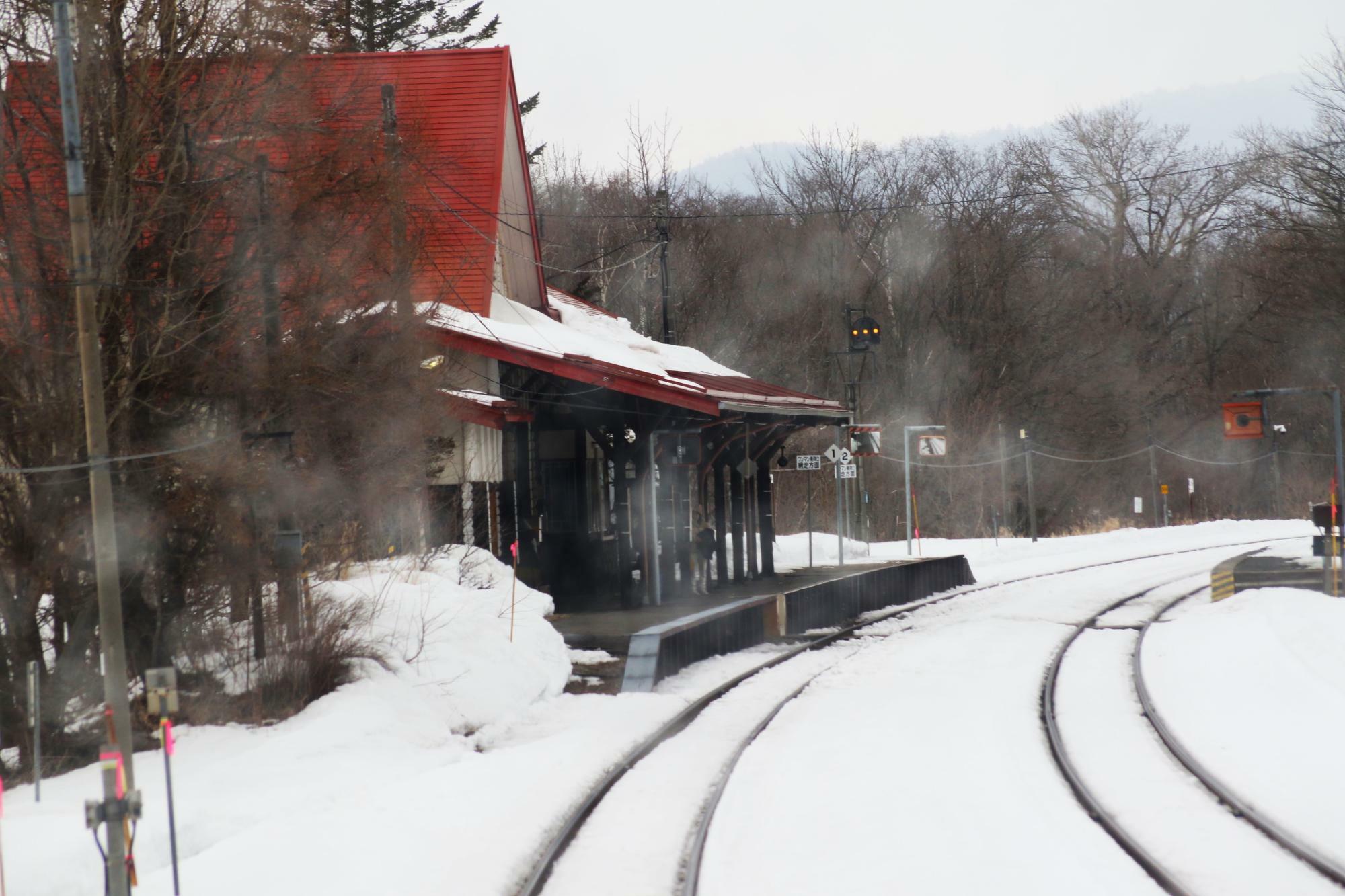 駅舎は西側(撮影時降雪で窓に水滴あり)