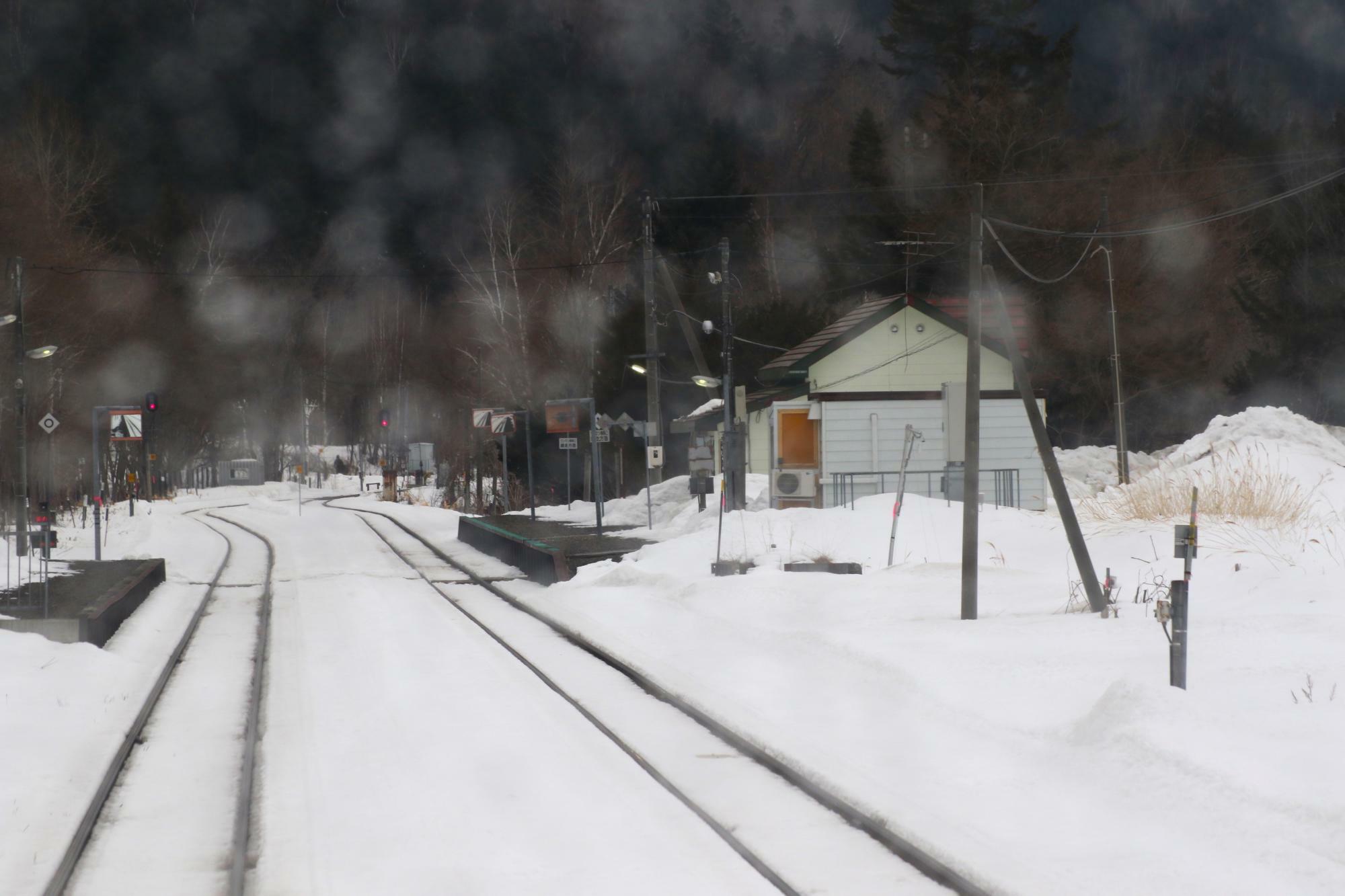 緑駅ホーム(野上峠降雪により窓が濡れた状態で撮影)