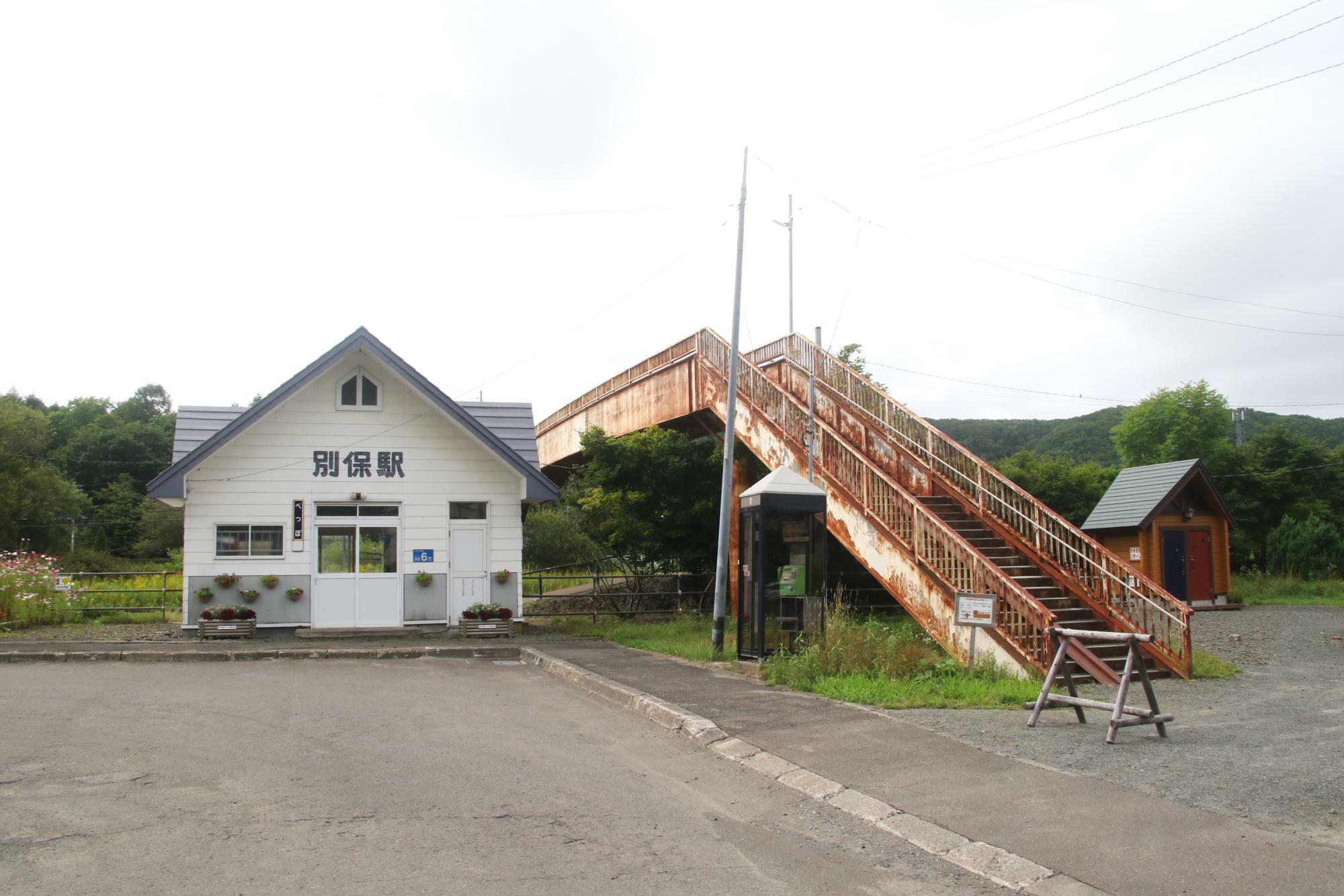 駅舎と線路反対側への跨線橋
