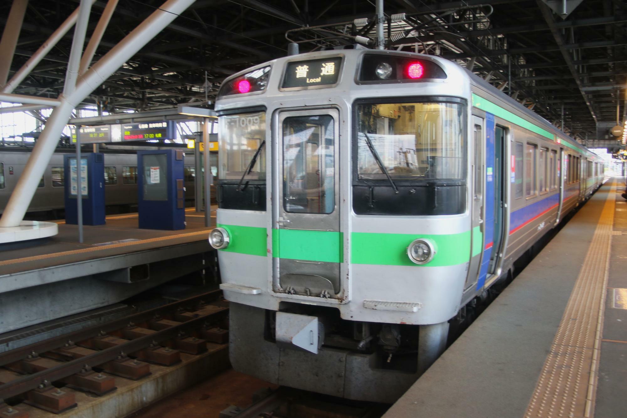 旭川駅に停車中の721系電車(2023年10月撮影)