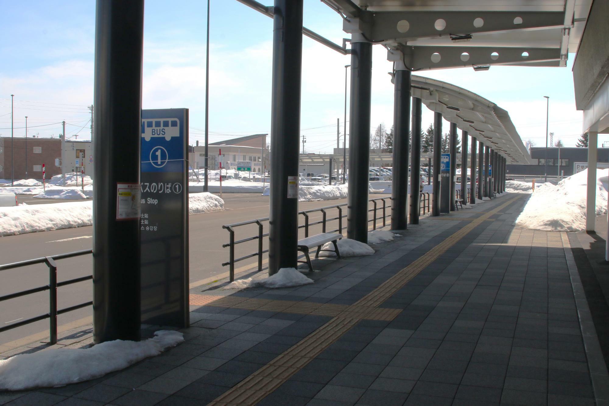 滝川駅出口から見て右側にあるバス停