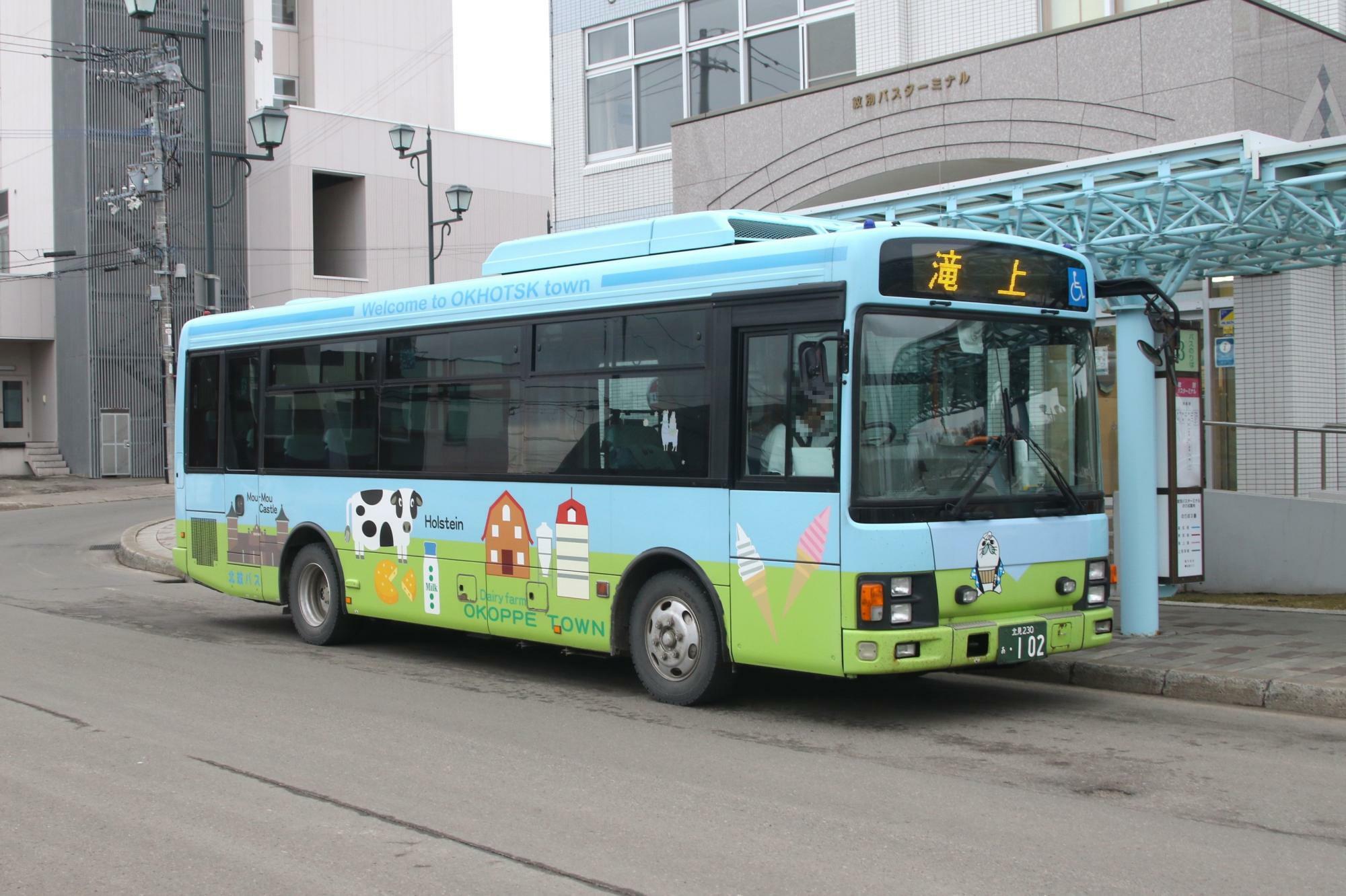 興部町を宣伝する滝上行きバス(紋別ターミナルで撮影)