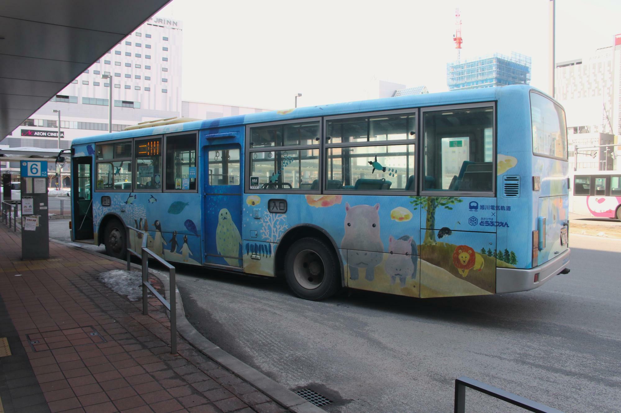 旭川電気軌道の旭山動物園行きバス