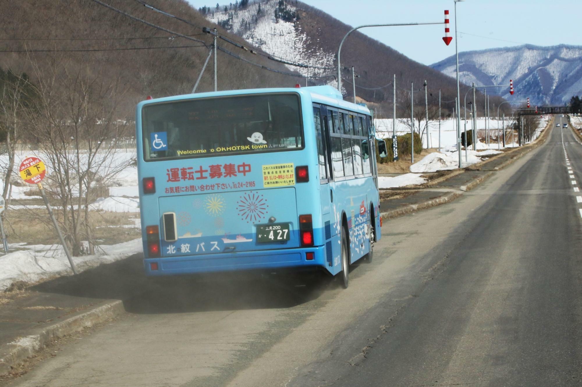 滝下バス停では北紋バスの路線バスを追い抜いた(車内より撮影)
