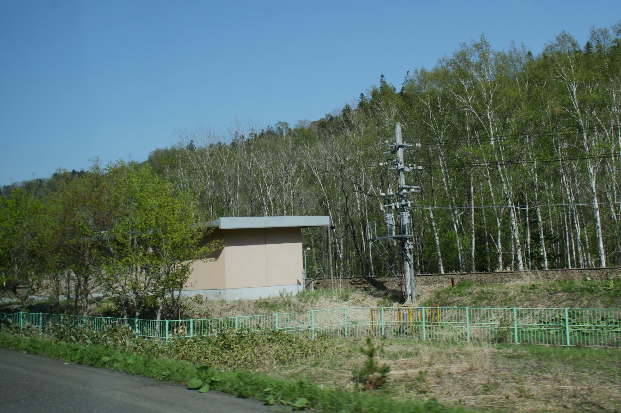 滝ノ沢信号場の機器小屋