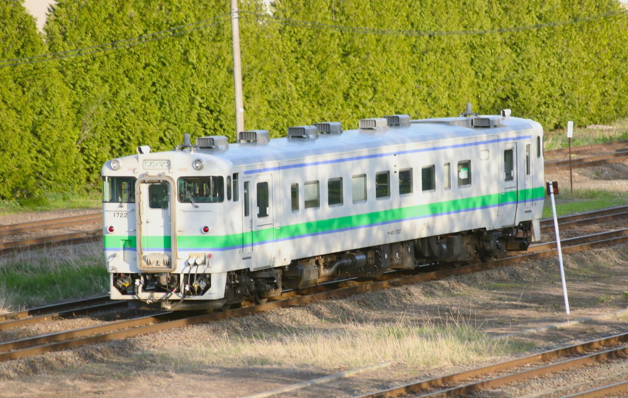 富良野駅に入線する根室線普通列車(歩道橋階段より撮影)