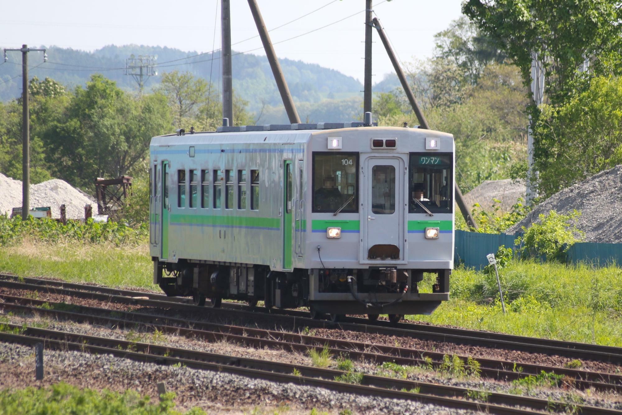 JR栗山駅に到着する列車(近くの公園から撮影)