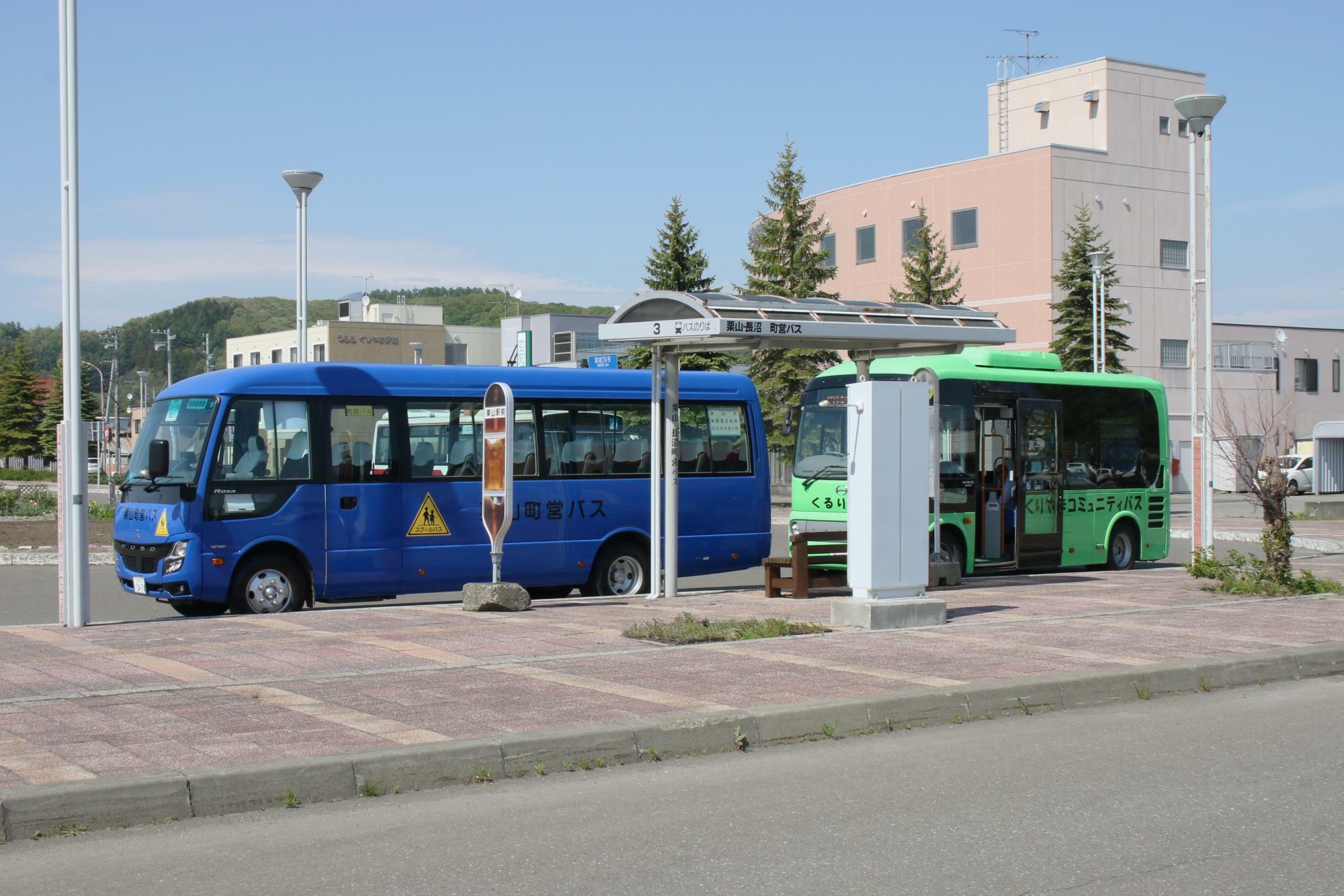 栗山町営スクールバスと栗山コミュニティバス(駐車場より撮影)