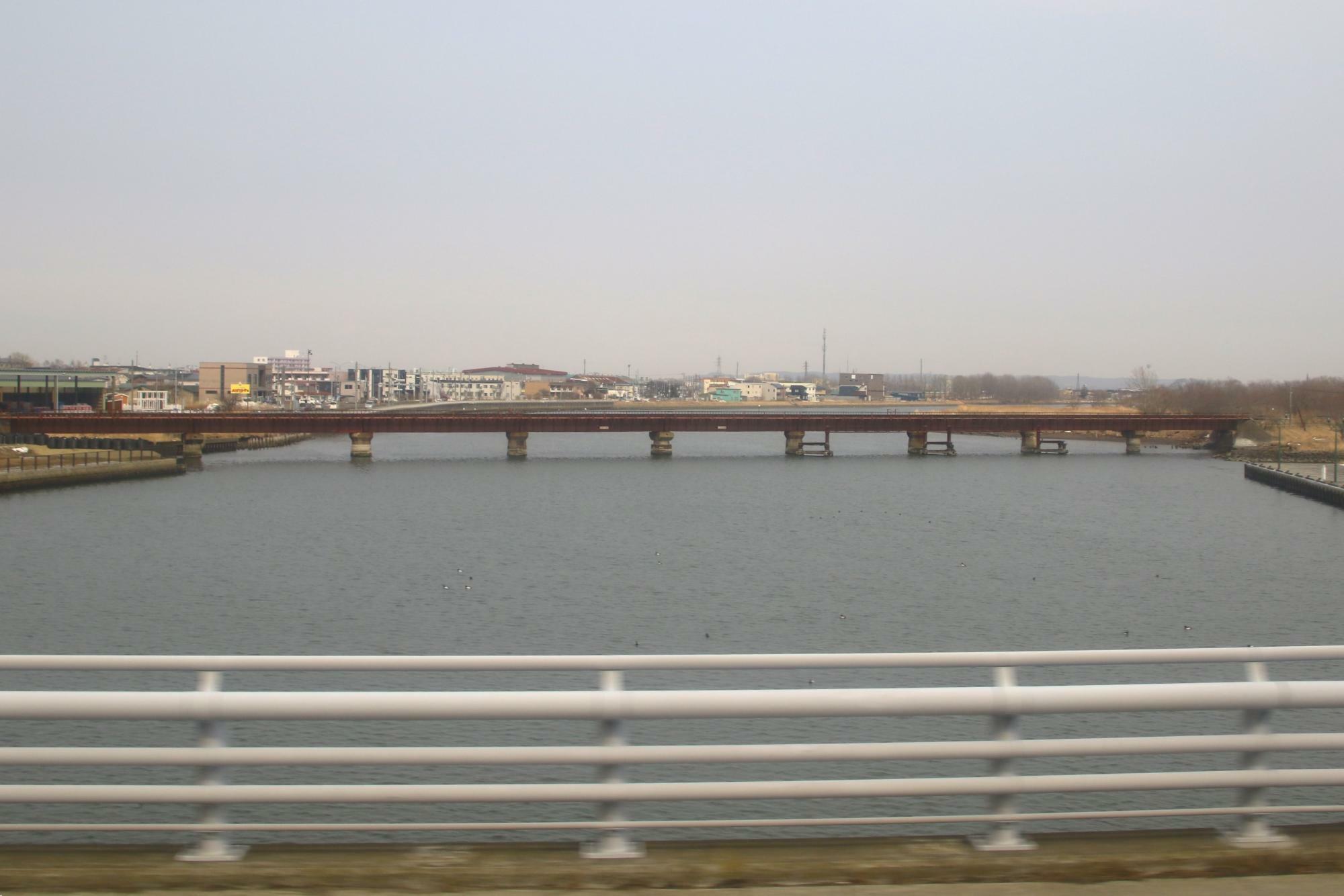 JR花咲線にかかる釧路川橋梁が見える(車内から撮影)