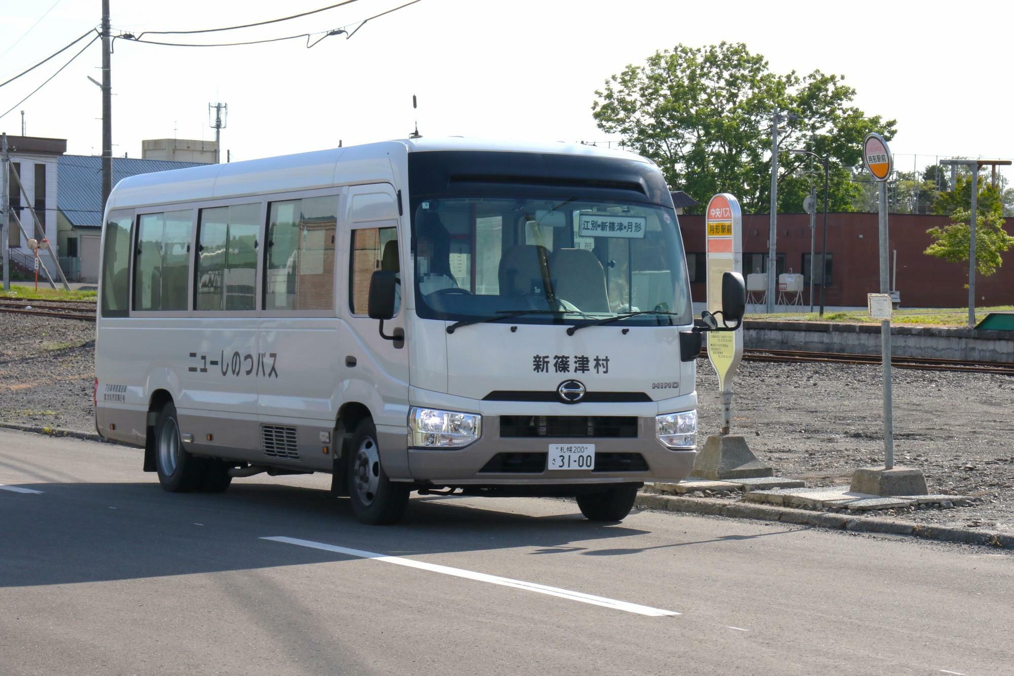 新篠津村・江別方面行き「ニューしのつバス」が月形駅を通過