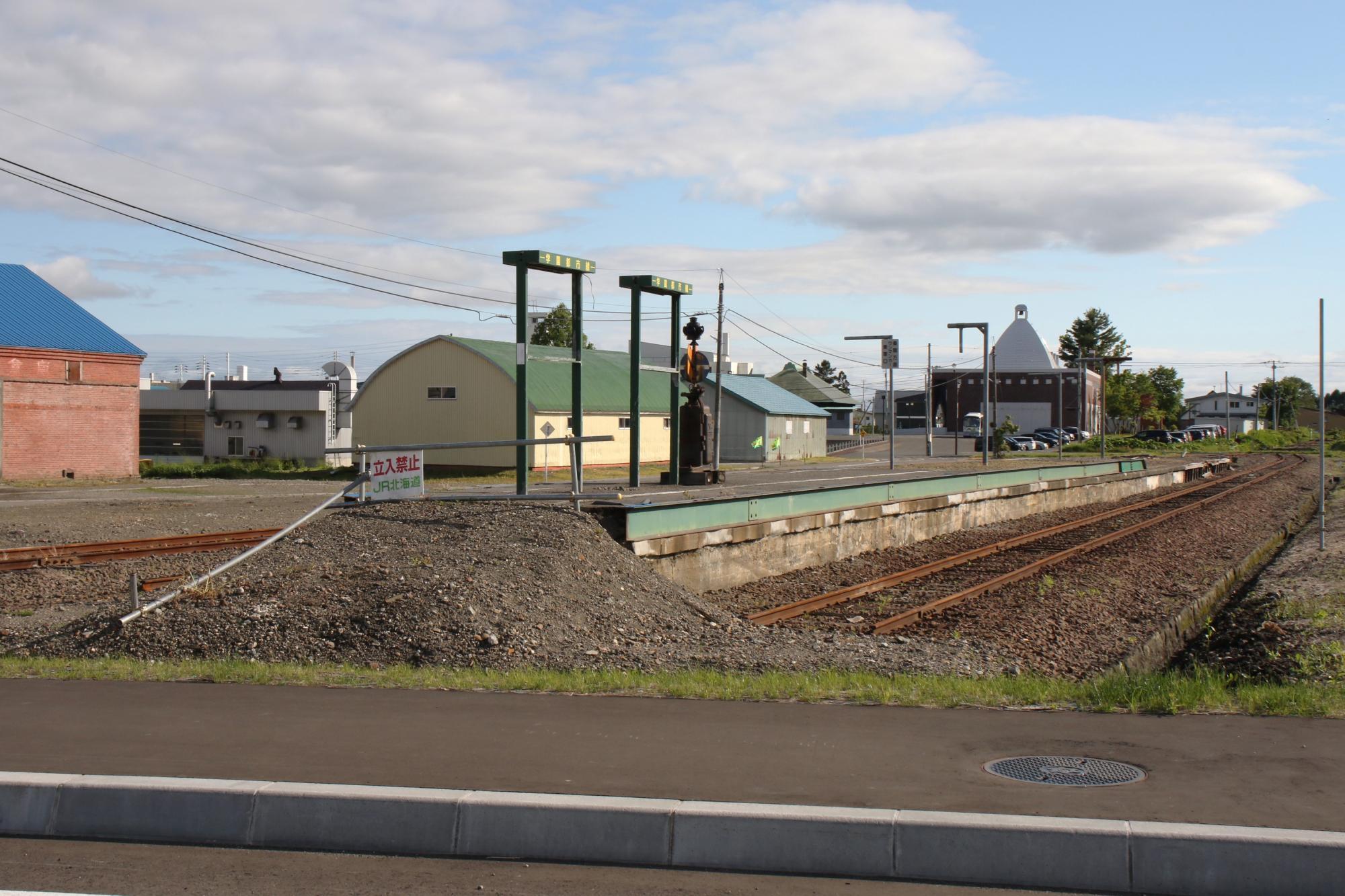 月形駅はホームと線路が一部残っている