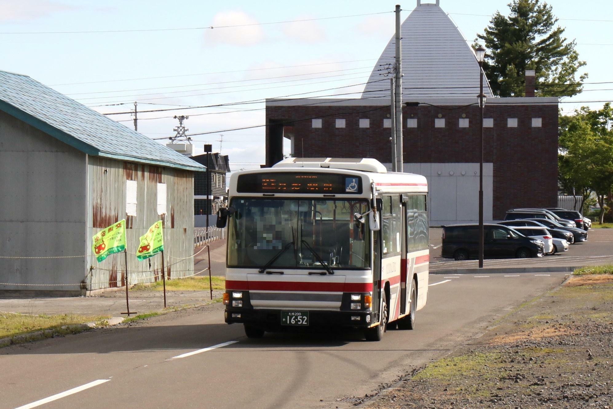 終点・月形駅に到着する折り返し岩見沢ターミナル行バス