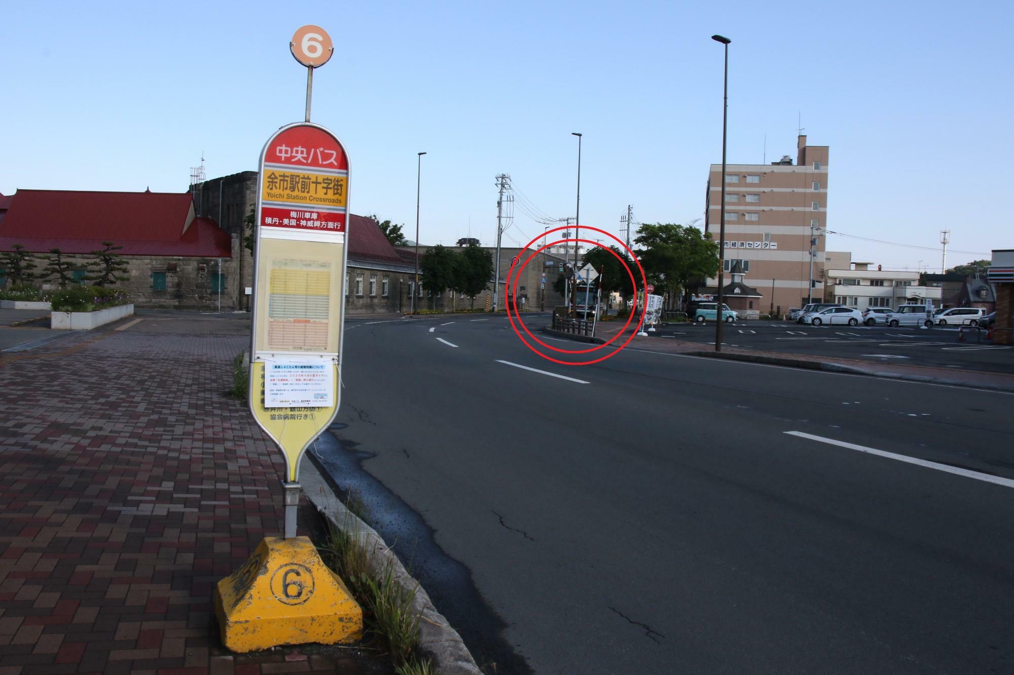 6番バス停の斜め向かいに小樽行き各停が停まる5番バス停