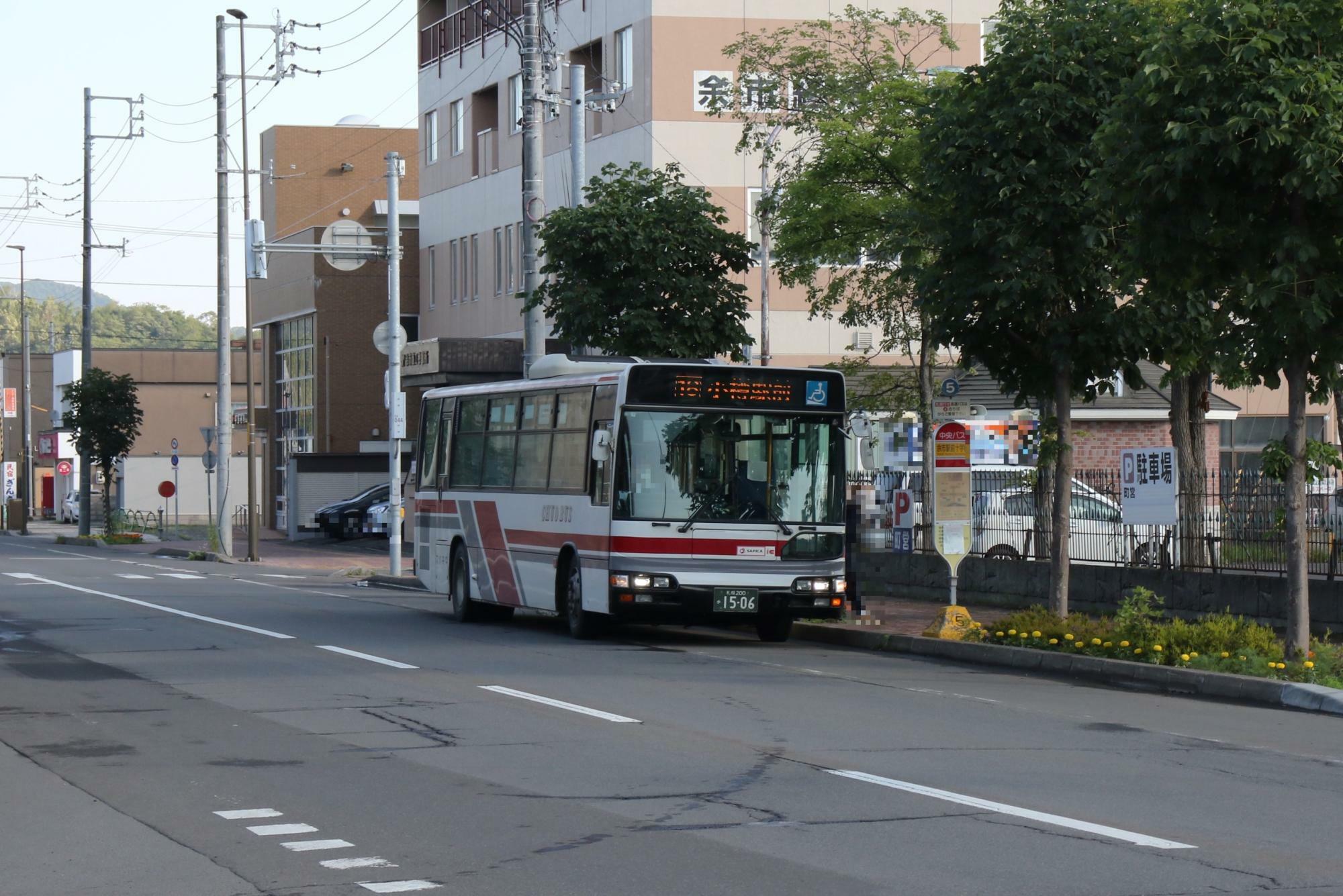 ニッカウヰスキー側歩道から5番バス停に来た路線バスを撮影