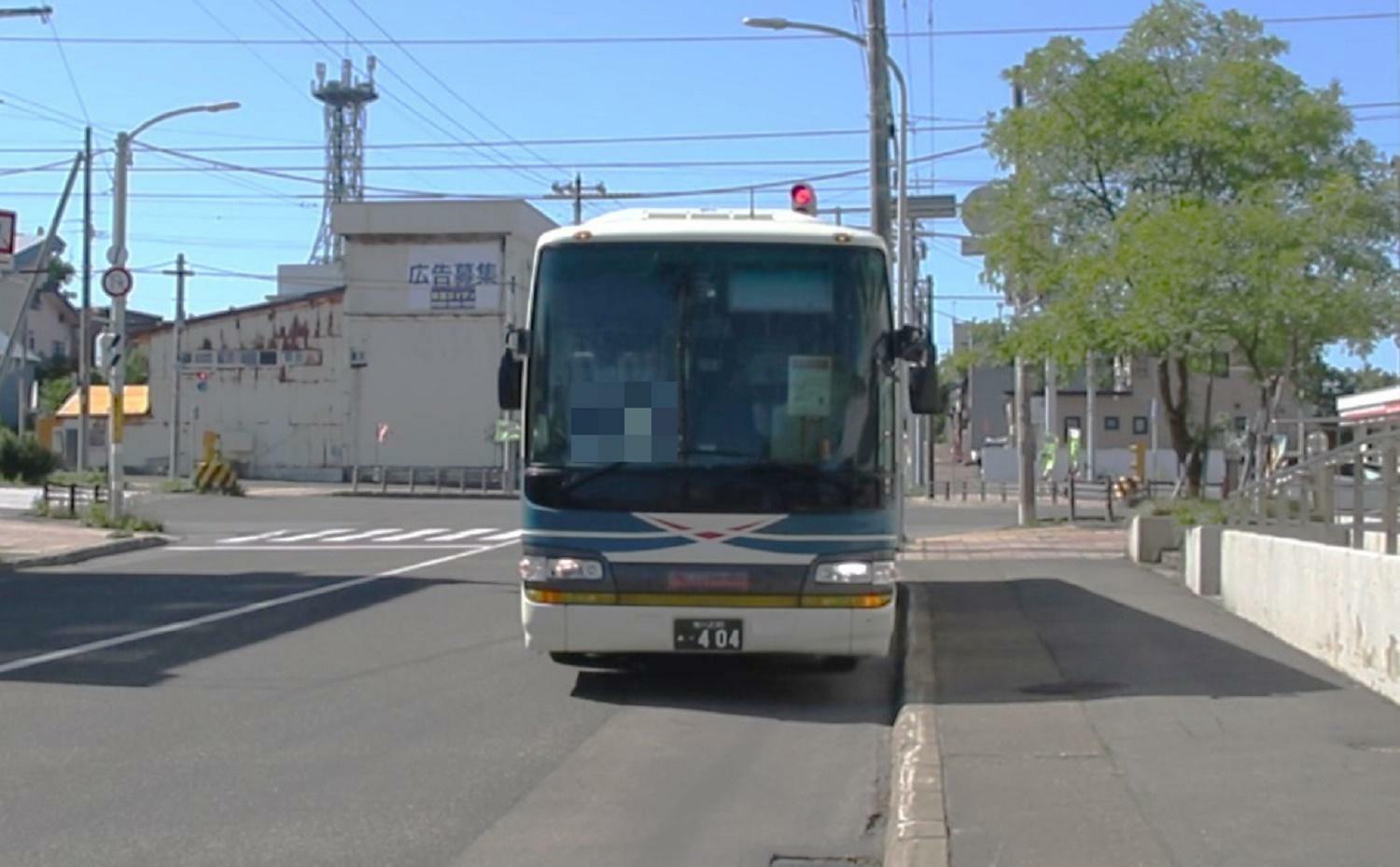 沿岸バス・留萌旭川線のバスが到着