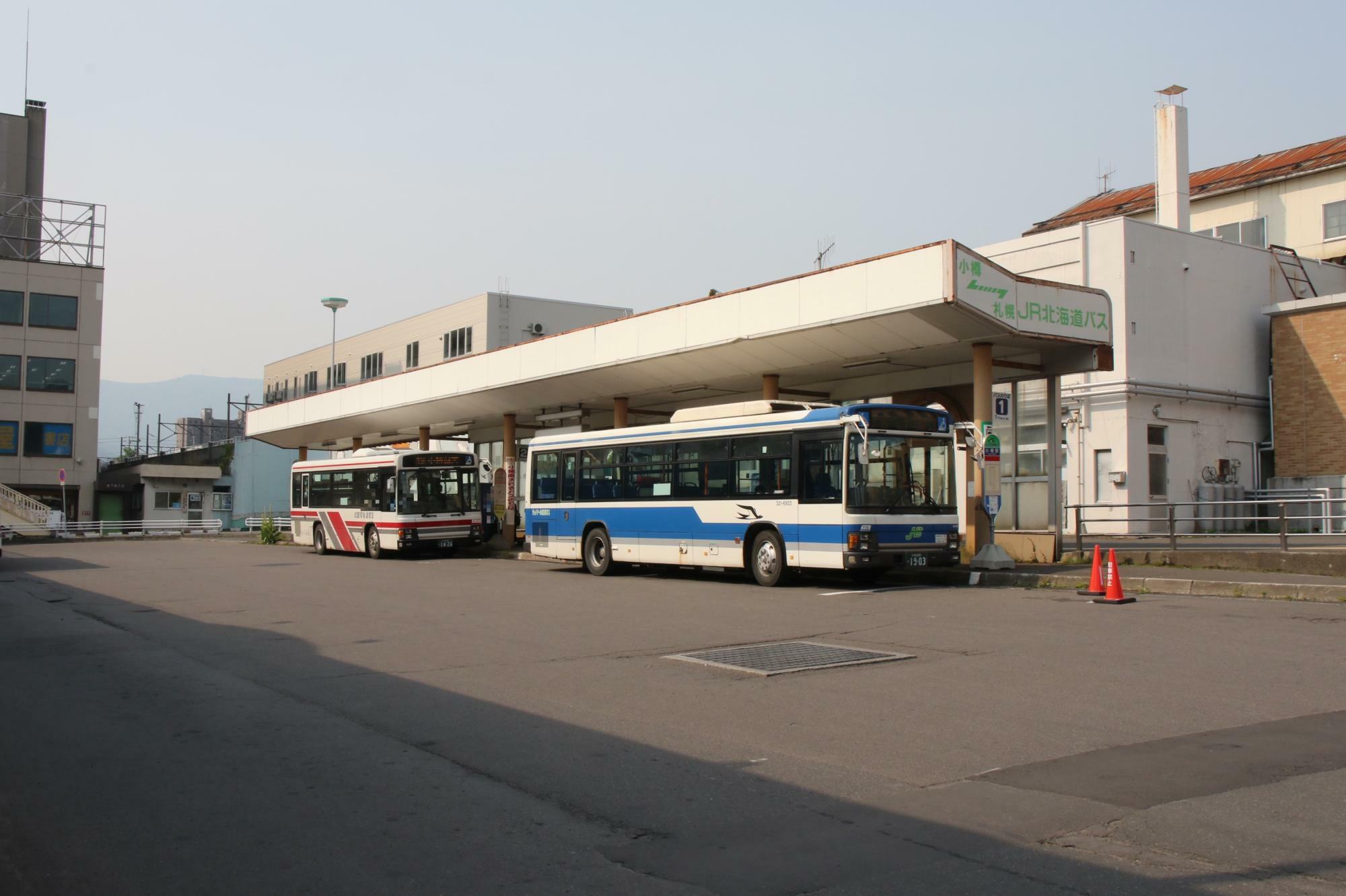 JR駅側乗り場は中央バス・小樽商大行とJRバス・宮の沢駅行乗場(駅前駐車場から望遠で撮影)