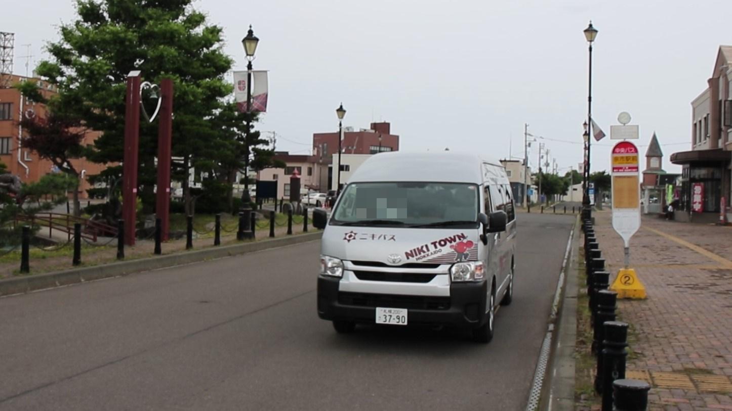 余市駅前に到着したニキバス