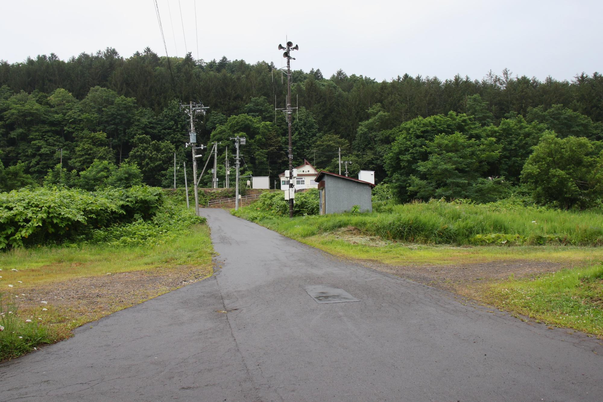 JR銀山駅(奥)まで坂で道道沿いの住民は登っていく必要あり