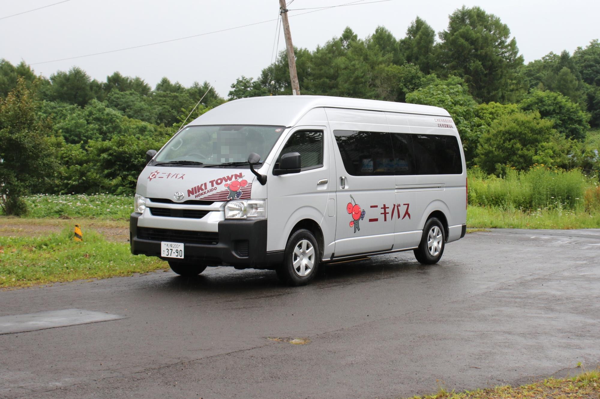 ニキバスは14人乗りの中型車両で運転中