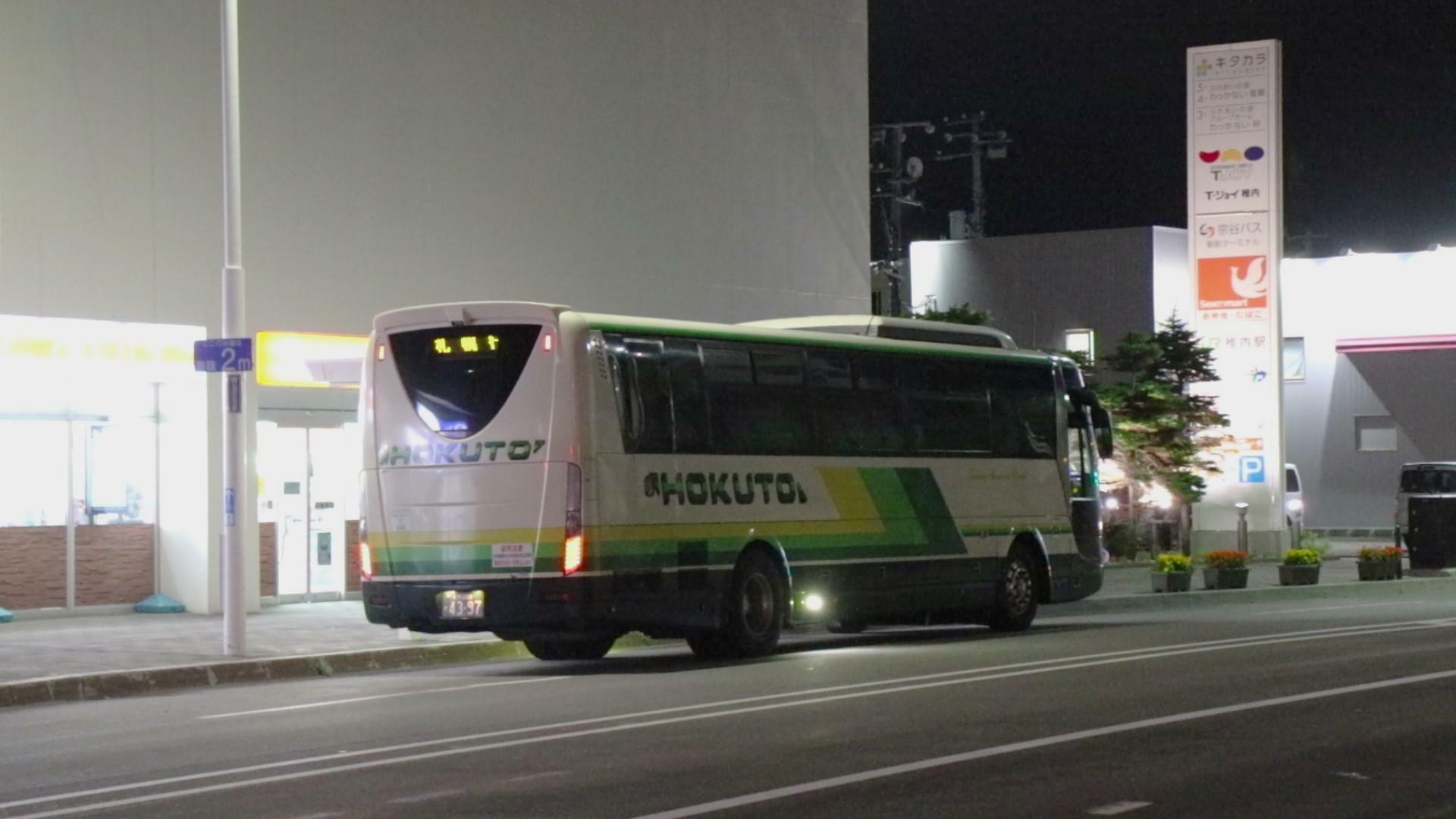 稚内駅前バスターミナル発車前のわっかない号夜行便