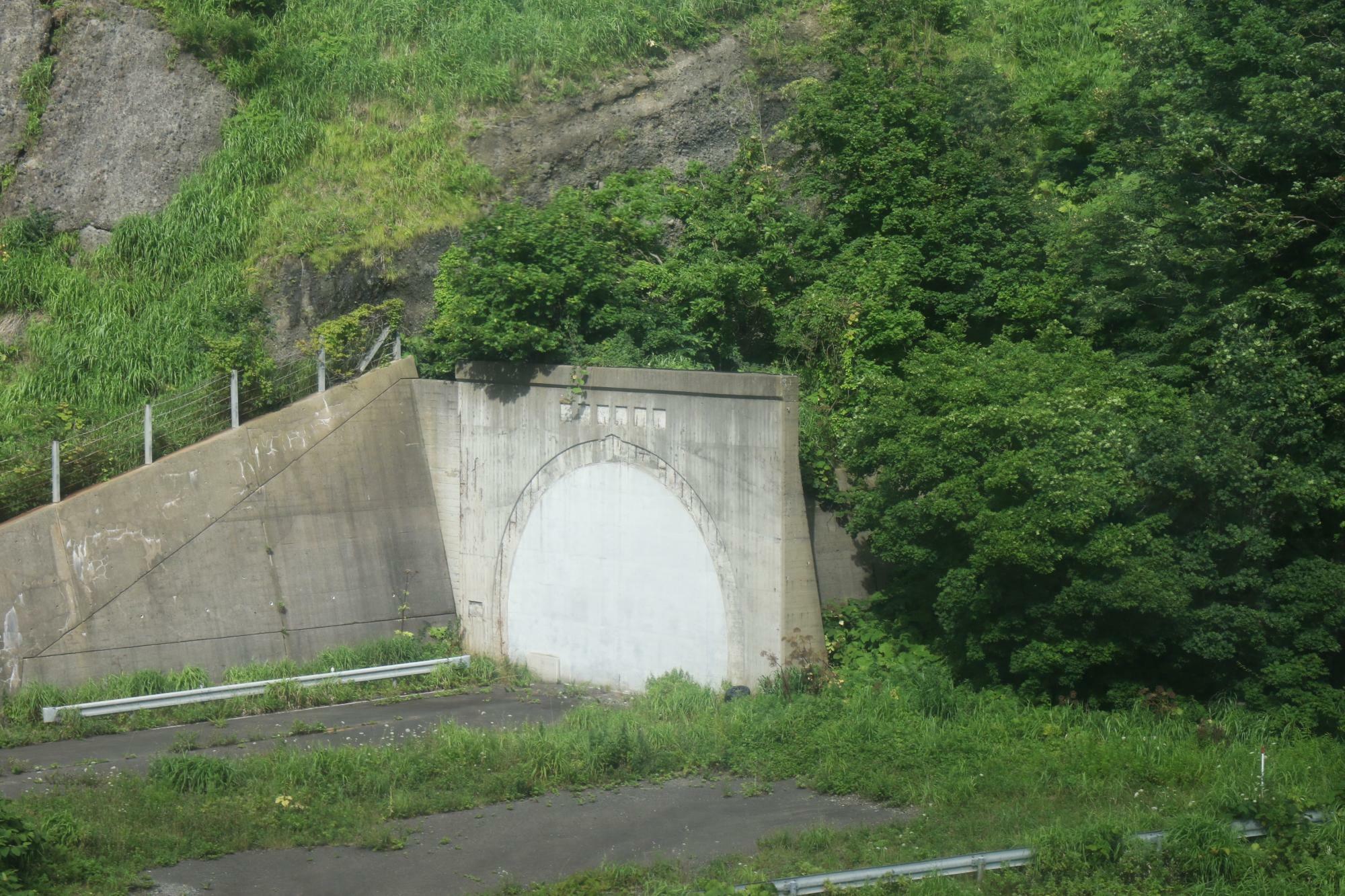 村境付近では旧国道のトンネルが車窓から見える